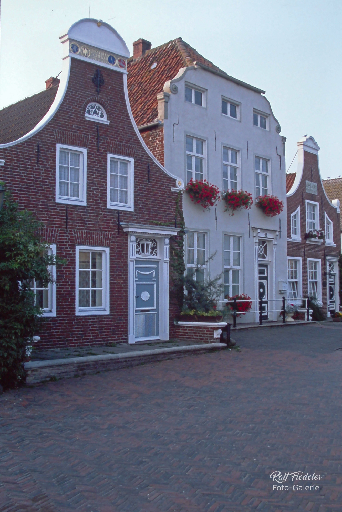 Berühmte Fischerhäuser im Hafen von Greetsiel