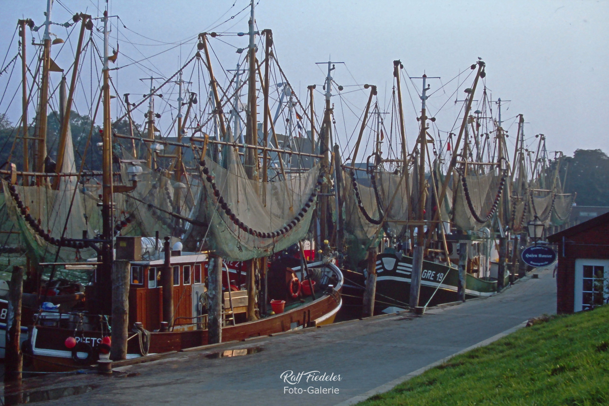 Fischkutter im Hafen von Greetsiel mit seitlichem Licht