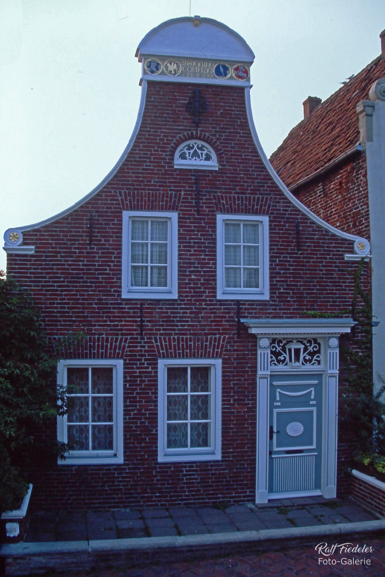 Ein berühmtes Fischerhaus im Hafen von Greetsiel