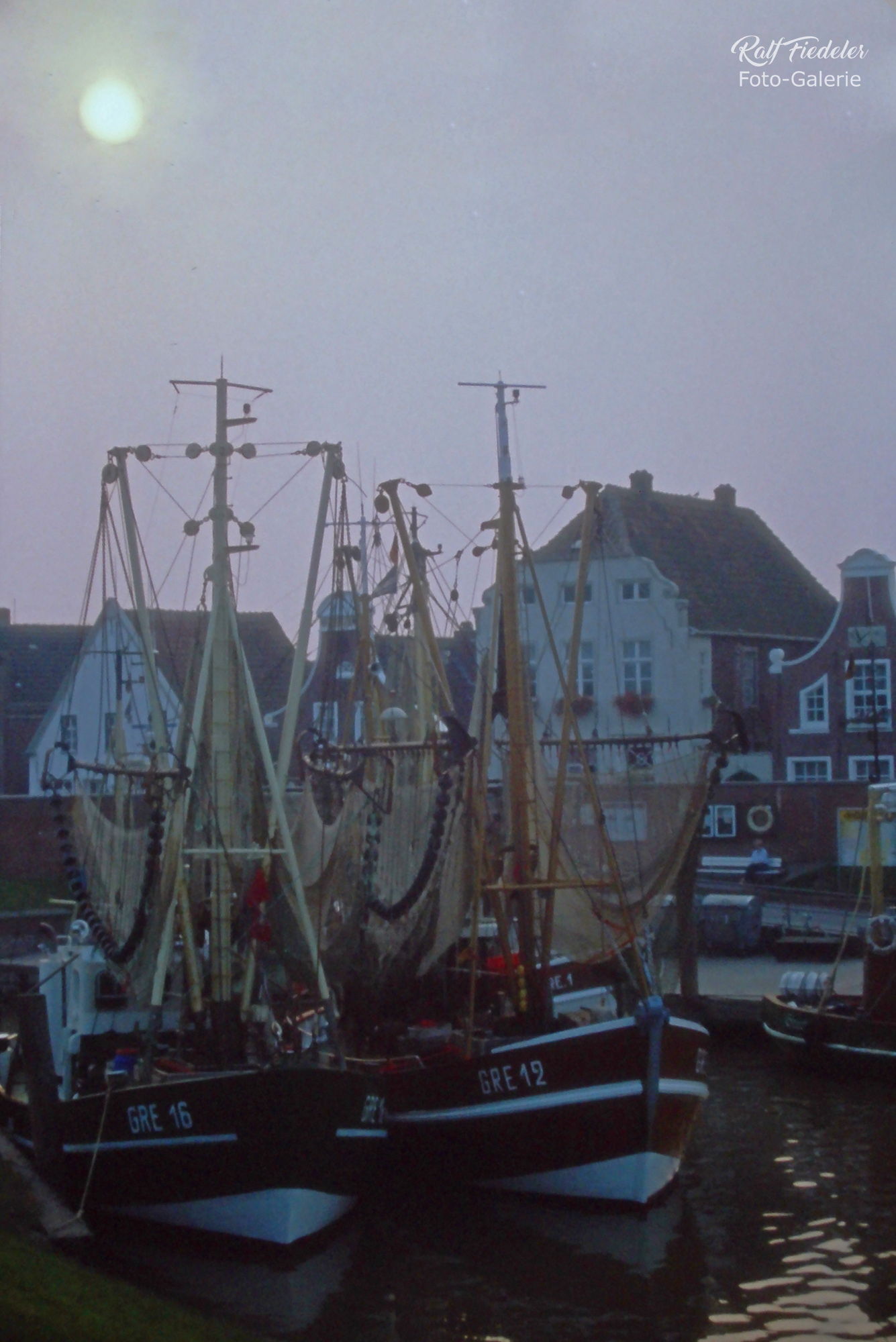 Fischkutter im Hafen von Greetsiel im Gegenlicht und Weichzeichner-Filter