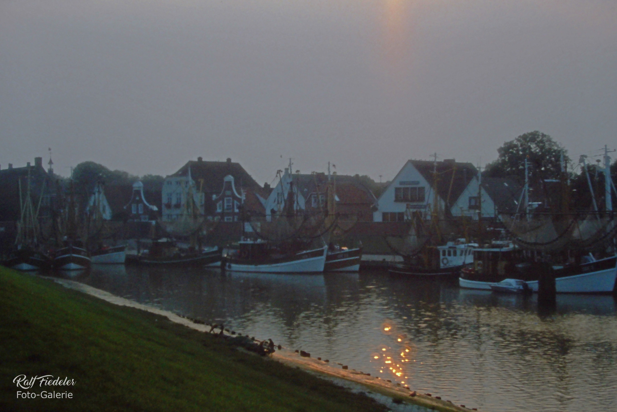 Fischkutter im Hafen von Greetsiel im Gegenlicht und Weichzeichner-Filter
