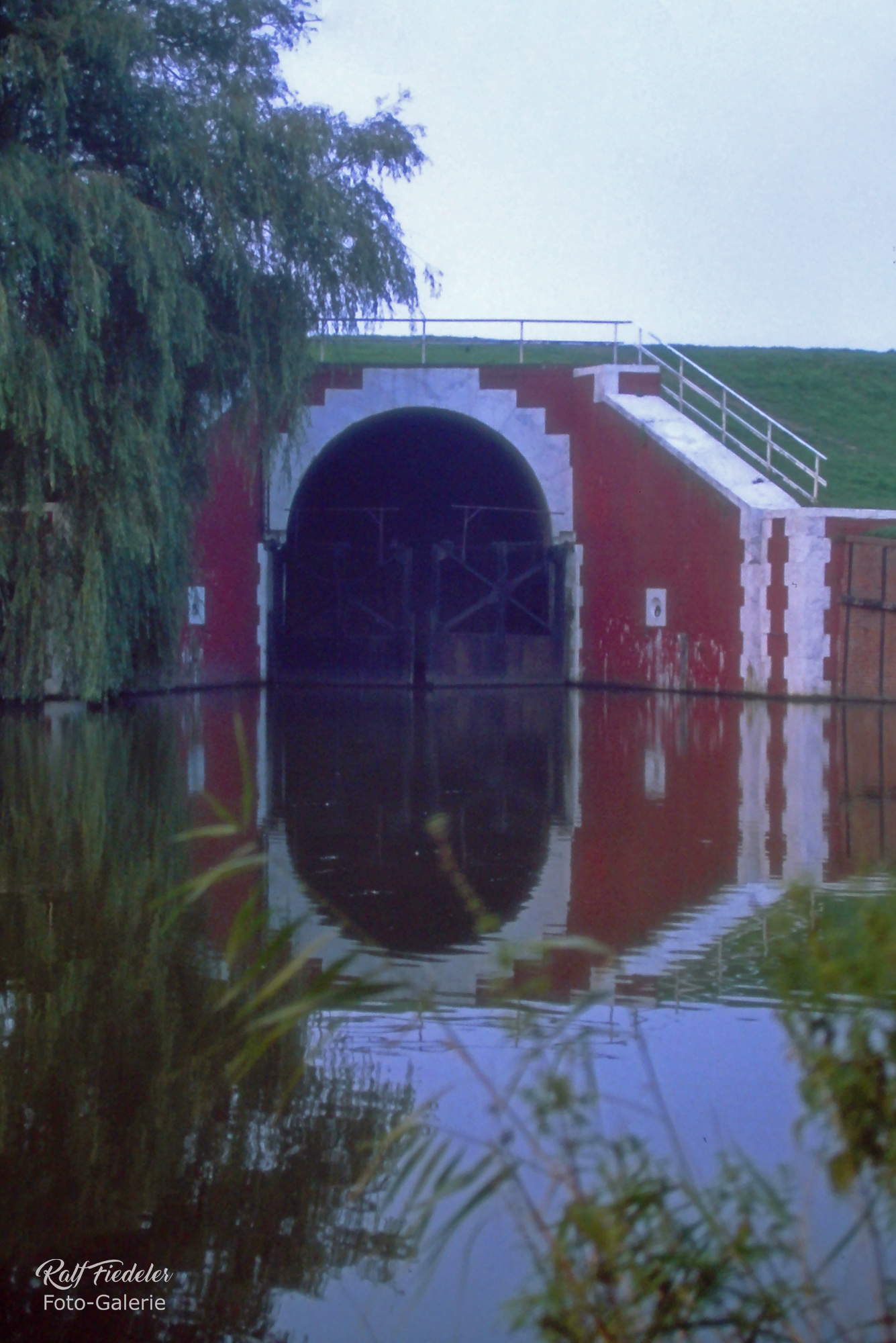 Sieltor in Greetsiel mit Wasserspiegelung