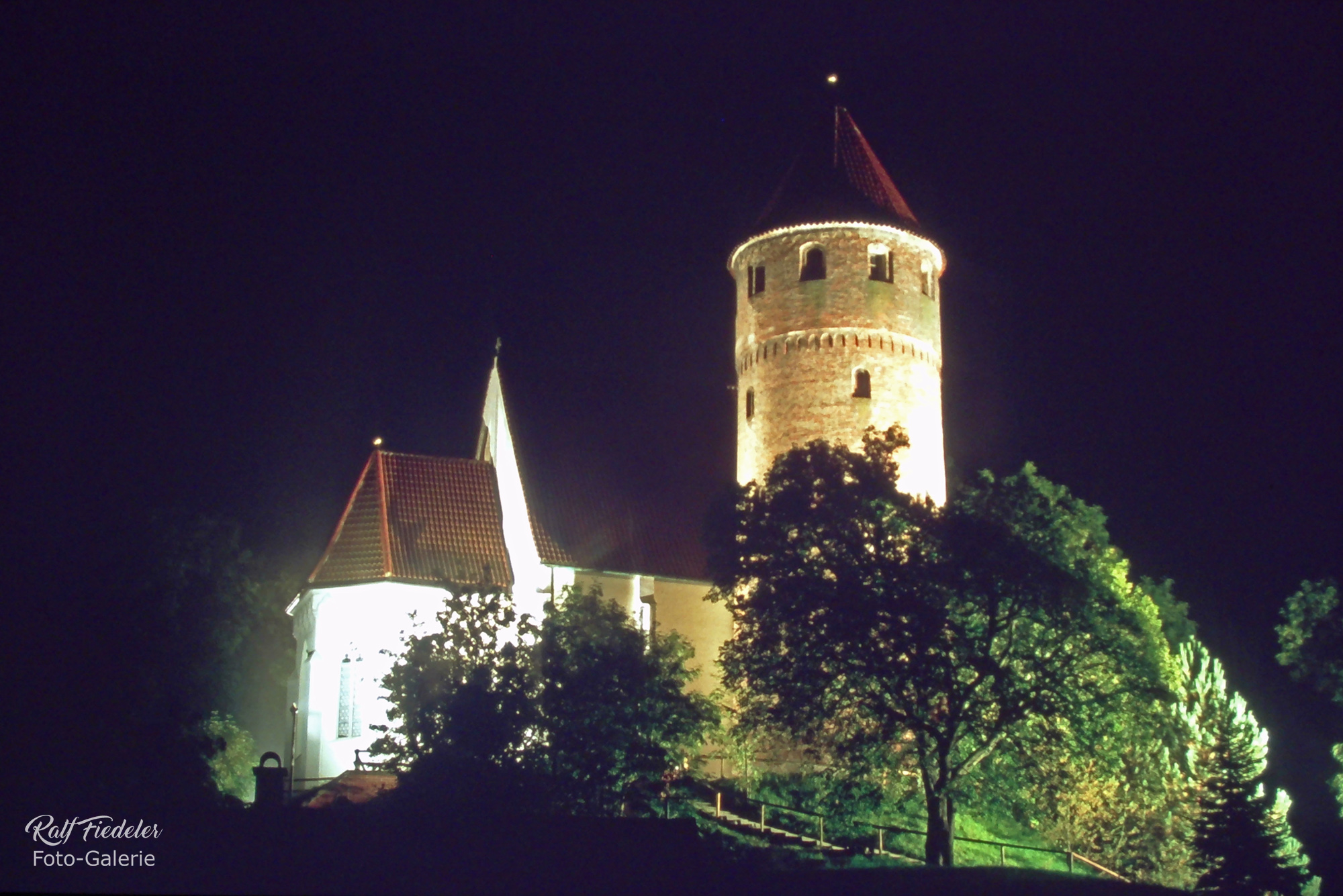 Beleuchtete Kirche St. Blasius in Kaufbeuren