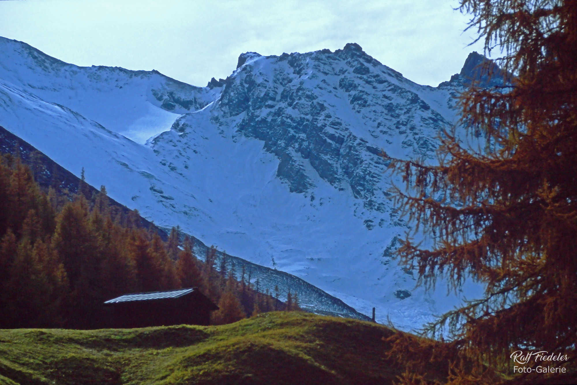 Berghütte mit schneebedeckten Bergen in Samnaun