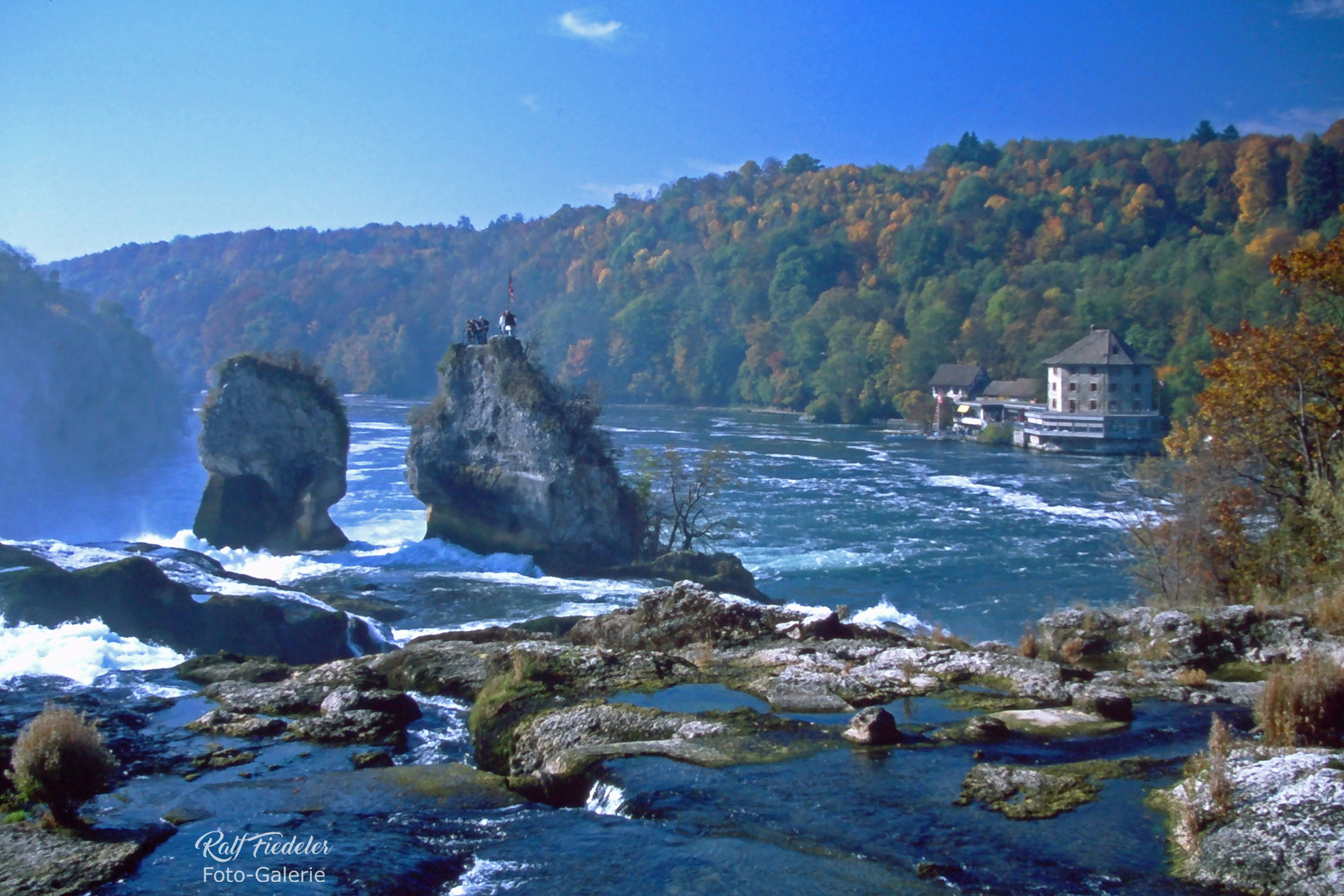 Rheinfall in Schaffhausen mit Rheinfall-Felsen und Schlössli Wörth