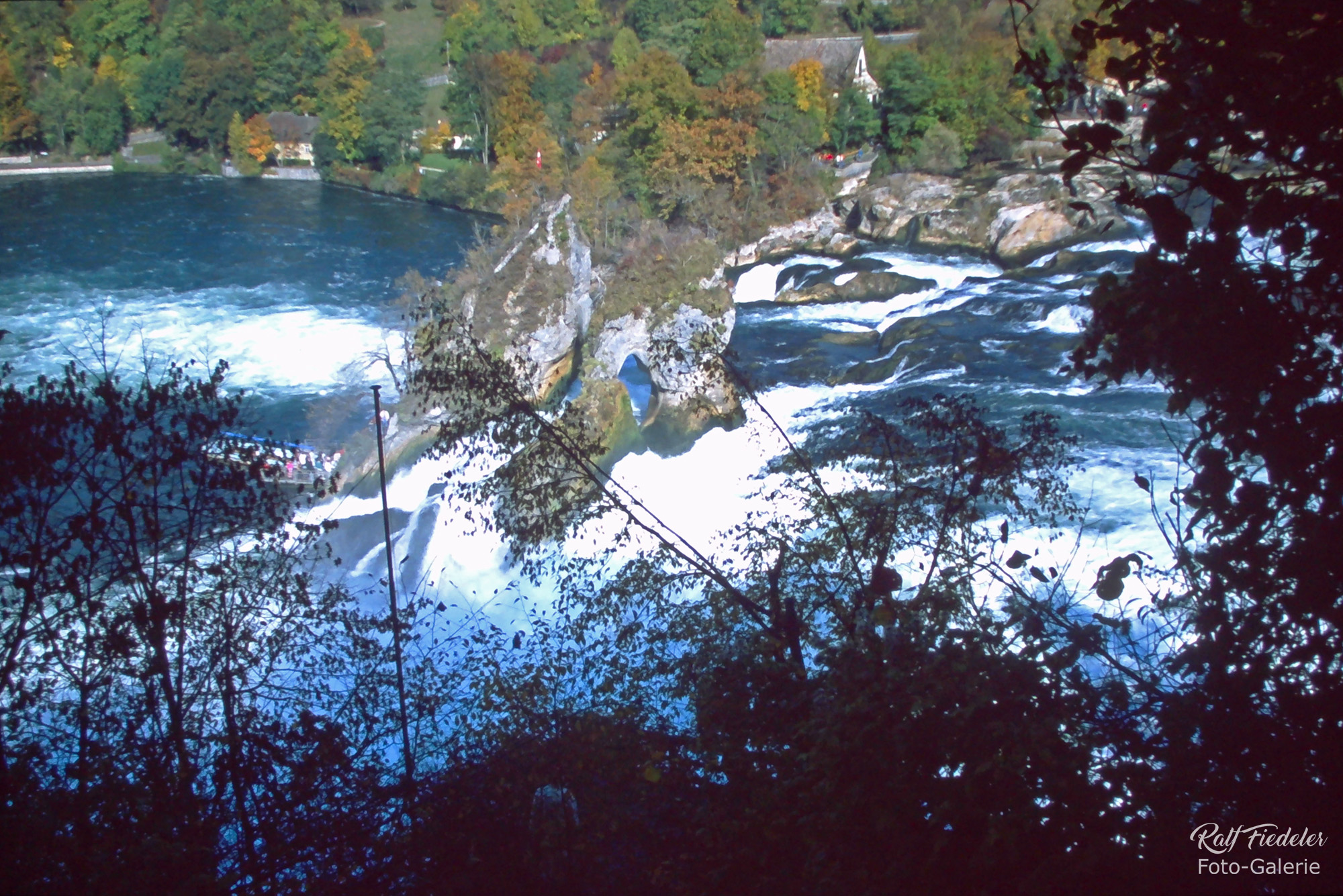 Rheinfall in Schaffhausen mit Rheinfall-Felsen von der Seite fotografiert