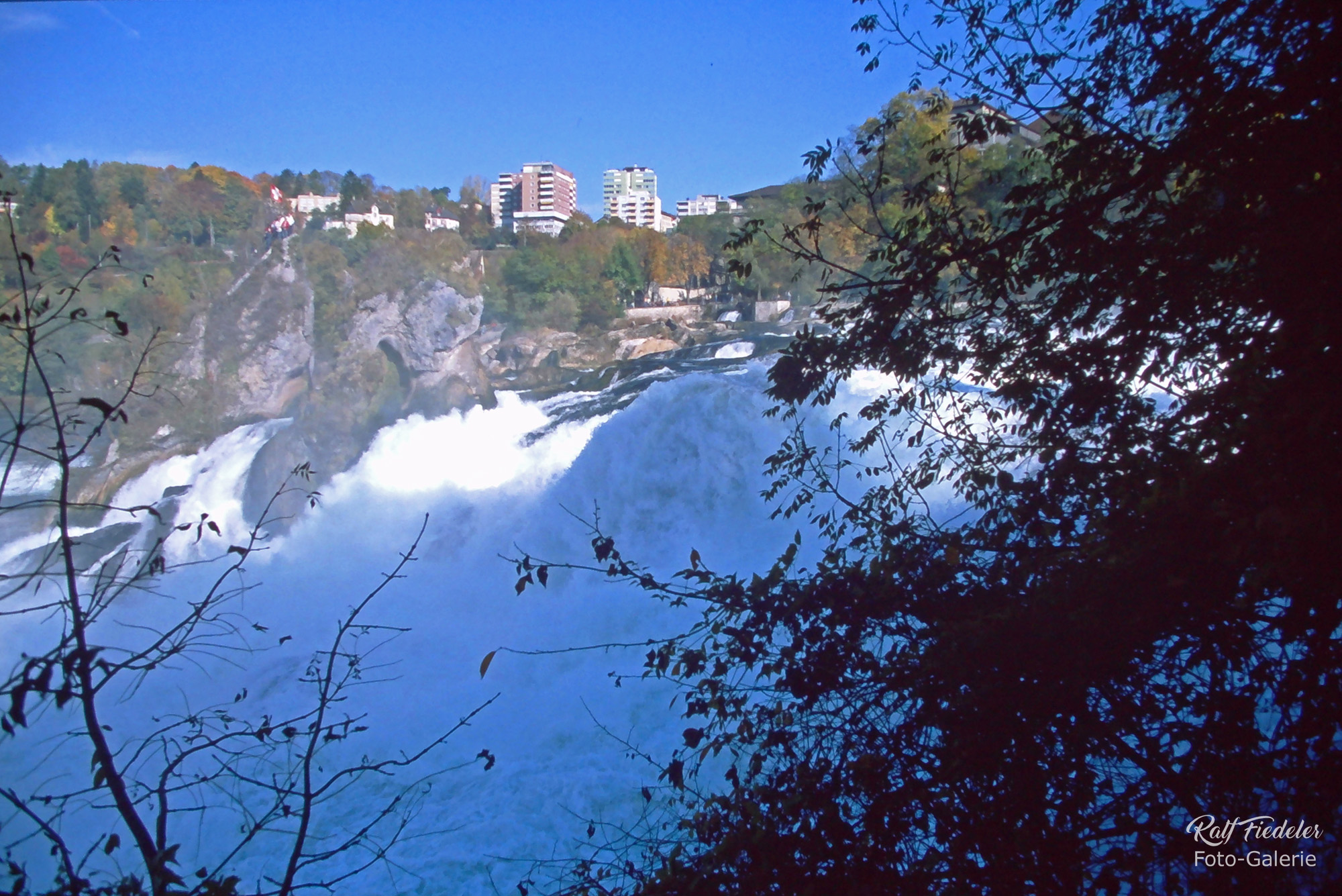 Rheinfall in Schaffhausen mit Rheinfall-Felsen von schräg unten fotografiert