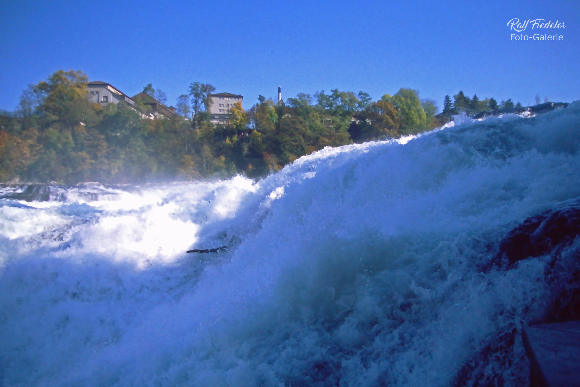 Rheinfall in Schaffhausen ein Bildausschnitt von der Seite sehr nah