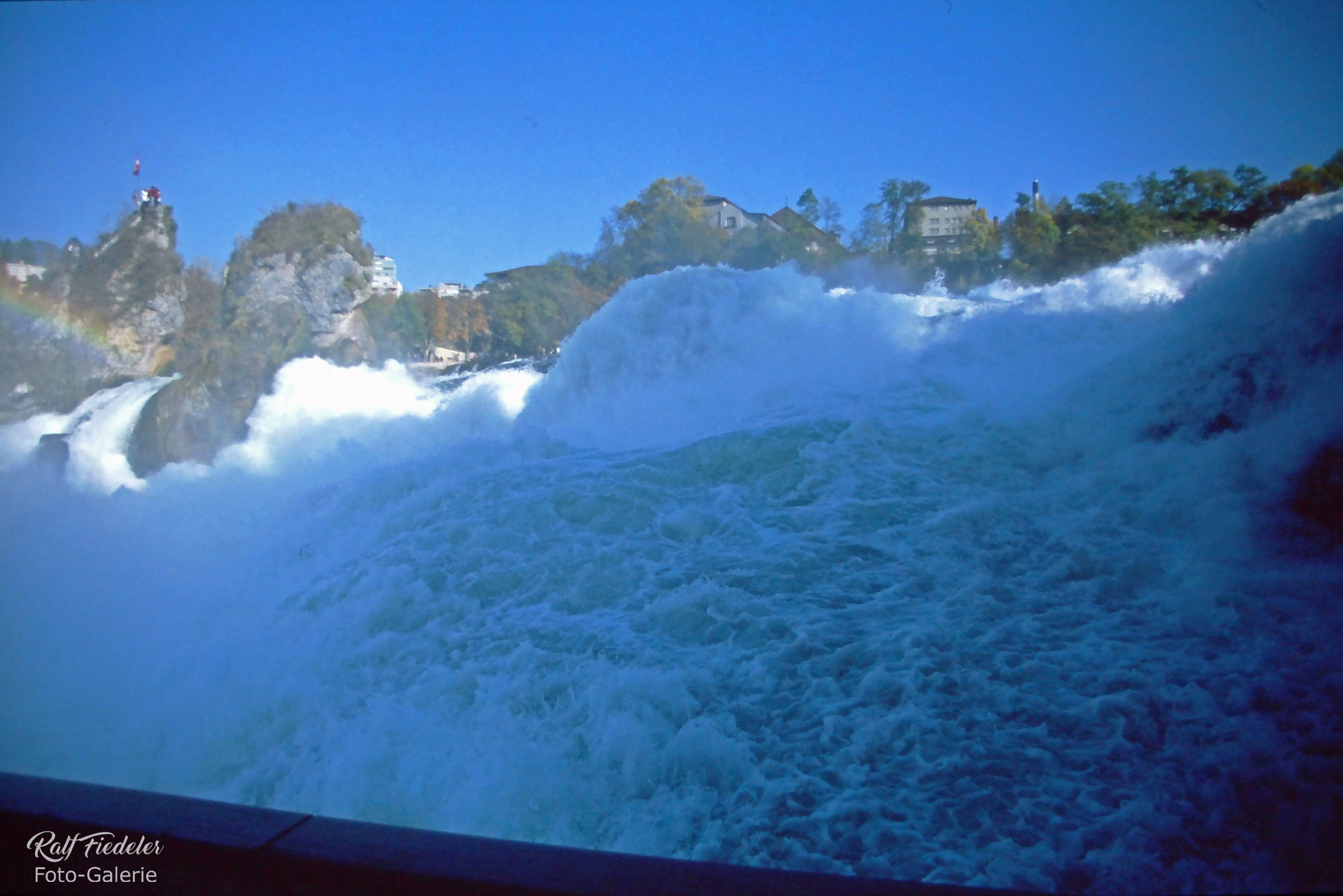 Rheinfall in Schaffhausen ein Panorama von schräg unten mit Rheinfall-Felsen