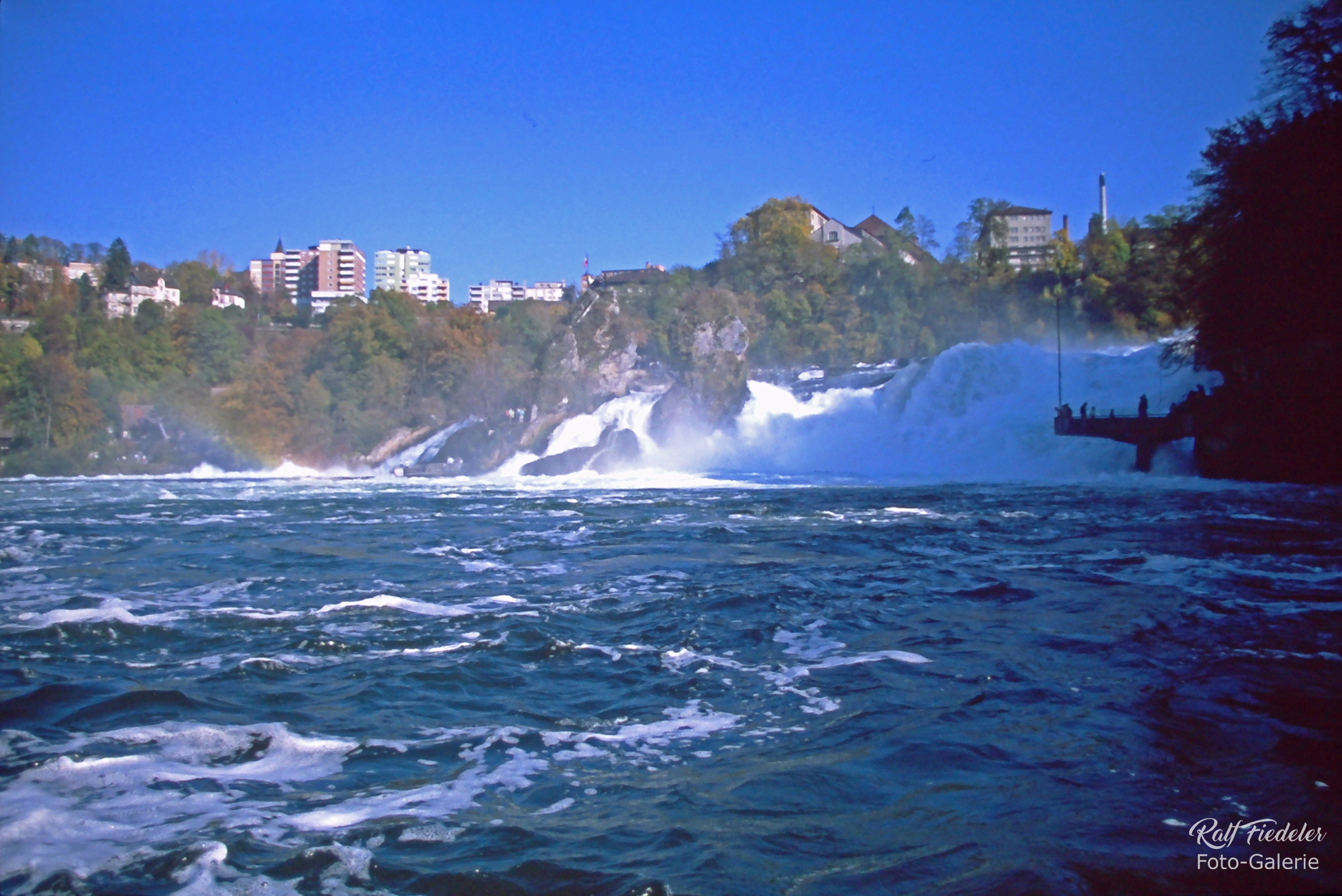 Rheinfall in Schaffhausen ein Panorama mit Rheinfall-Felsen und unterer Aussichtsplattform
