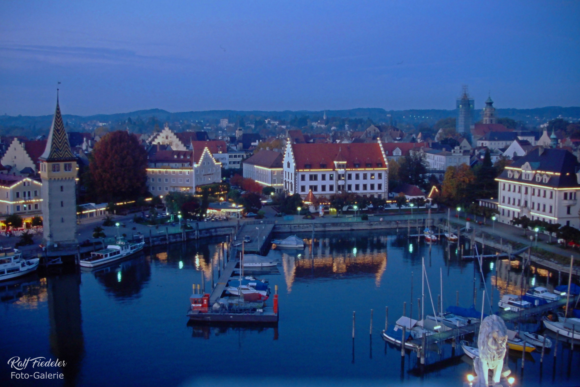 Hafen von Lindau in der blauen Stunde von schräg oben