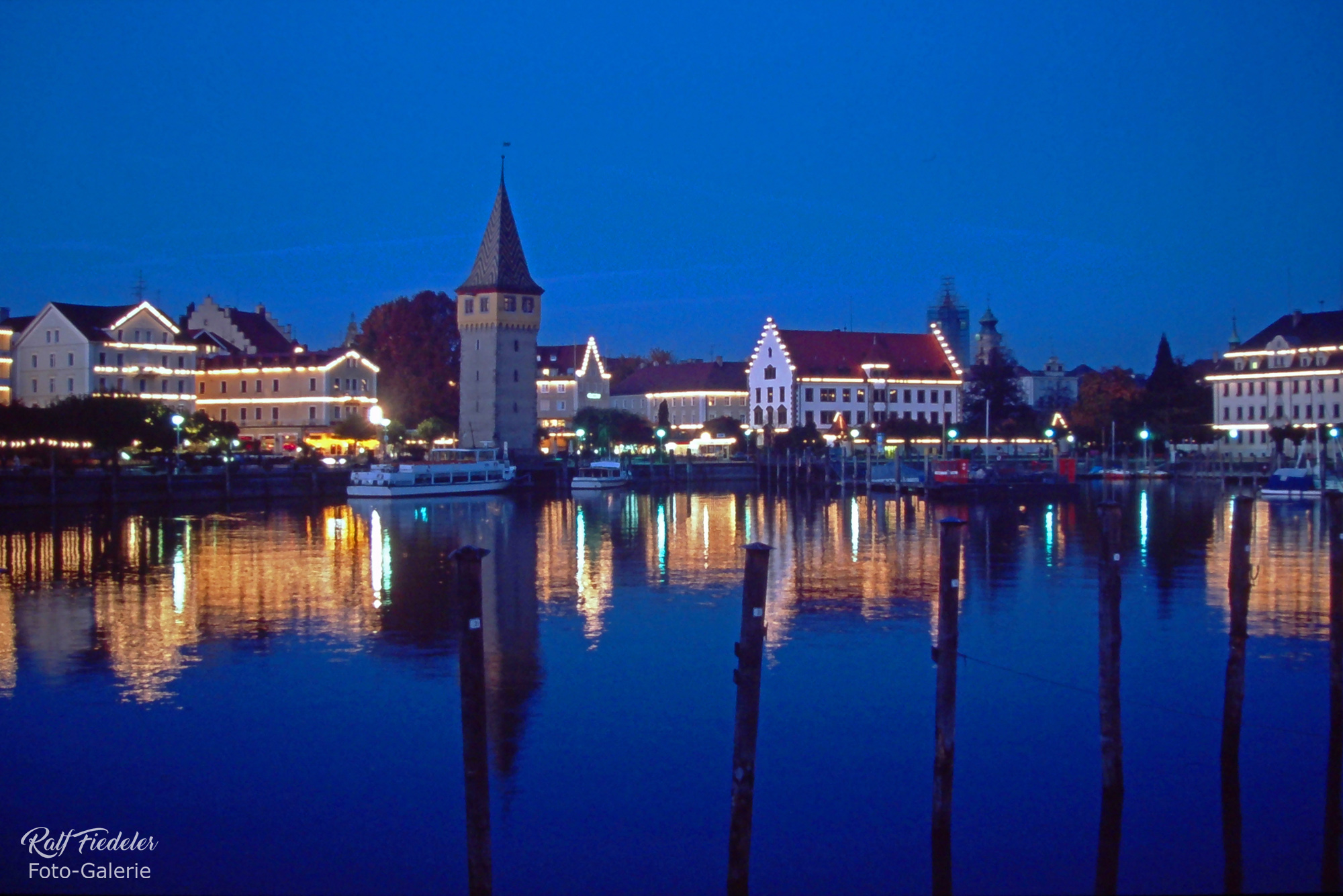 Beleuchteter Hafen von Lindau in der blauen Stunde