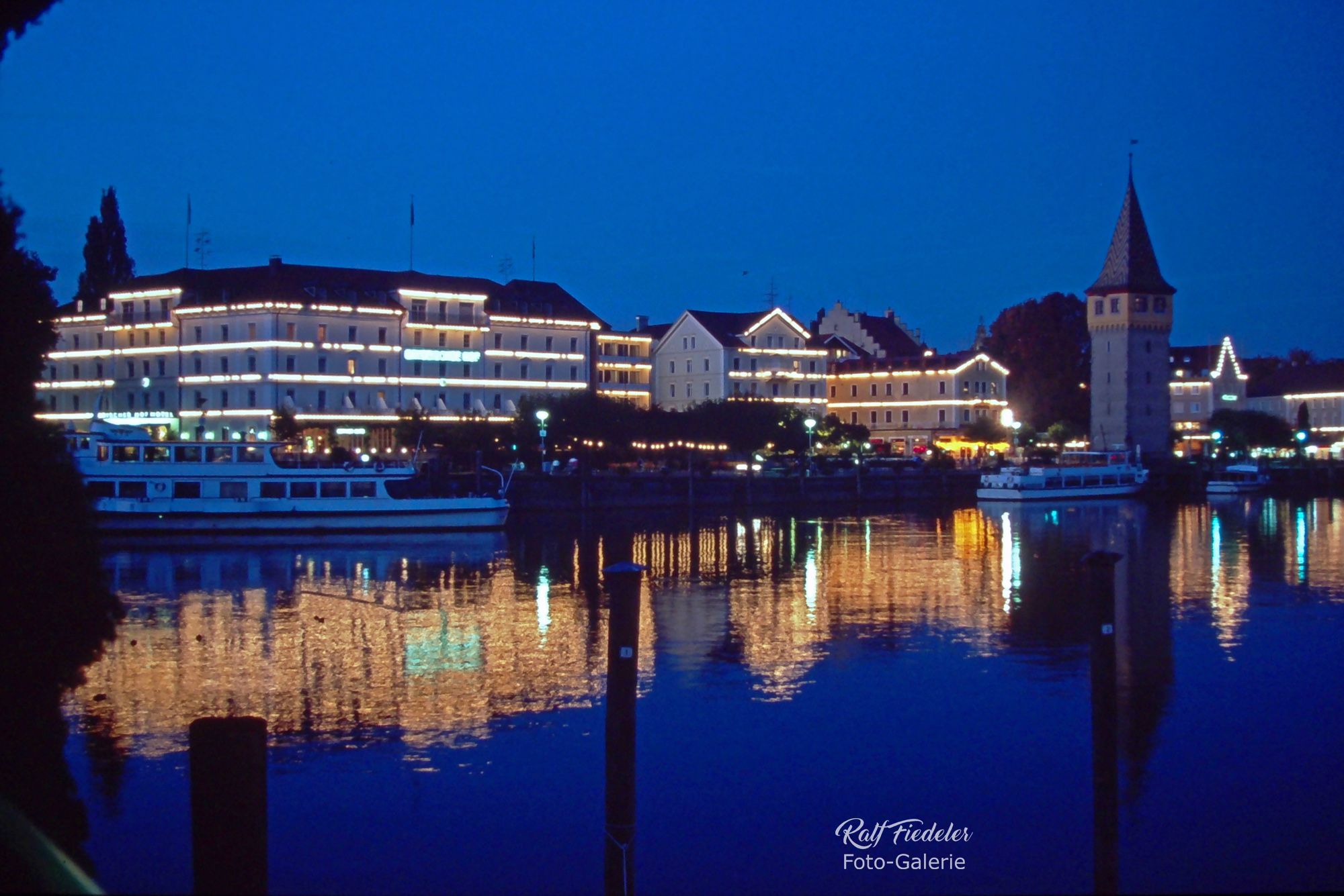 Beleuchteter Hafen von Lindau in der blauen Stunde