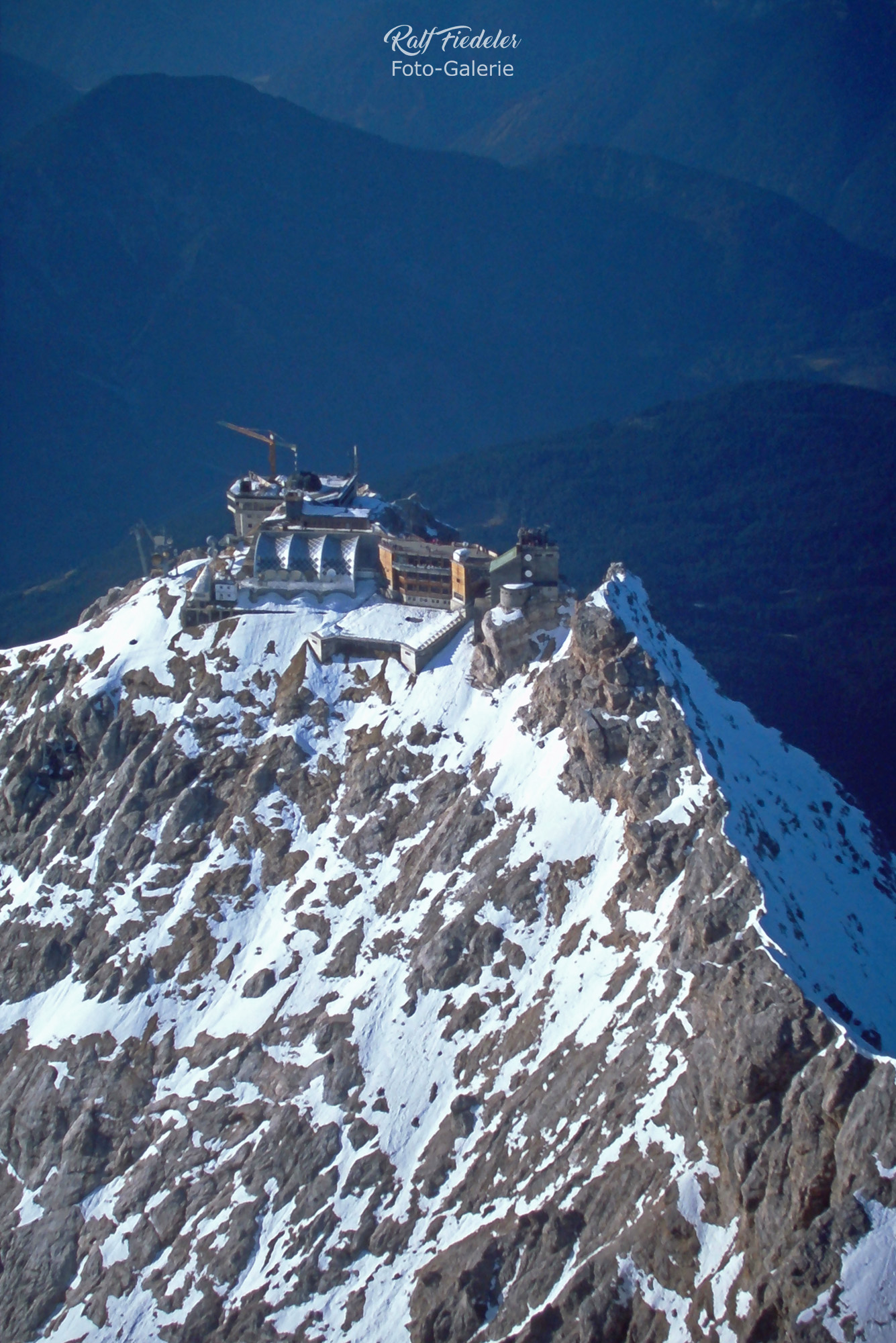 Münchner Haus auf der Zugspitze etwas weiter weg