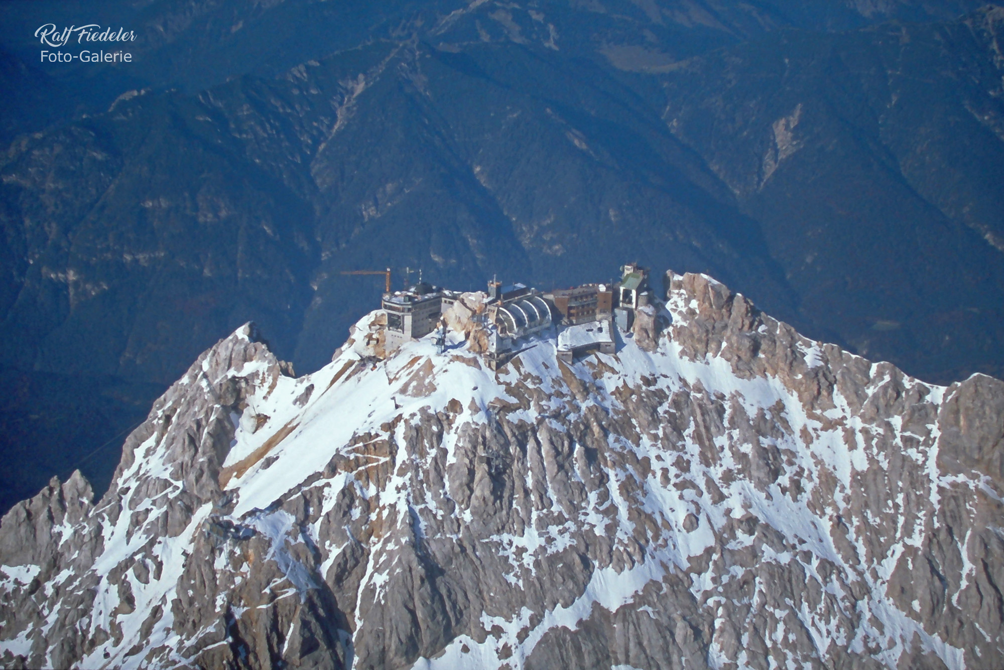 Münchner Haus auf der Zugspitze etwas weiter weg