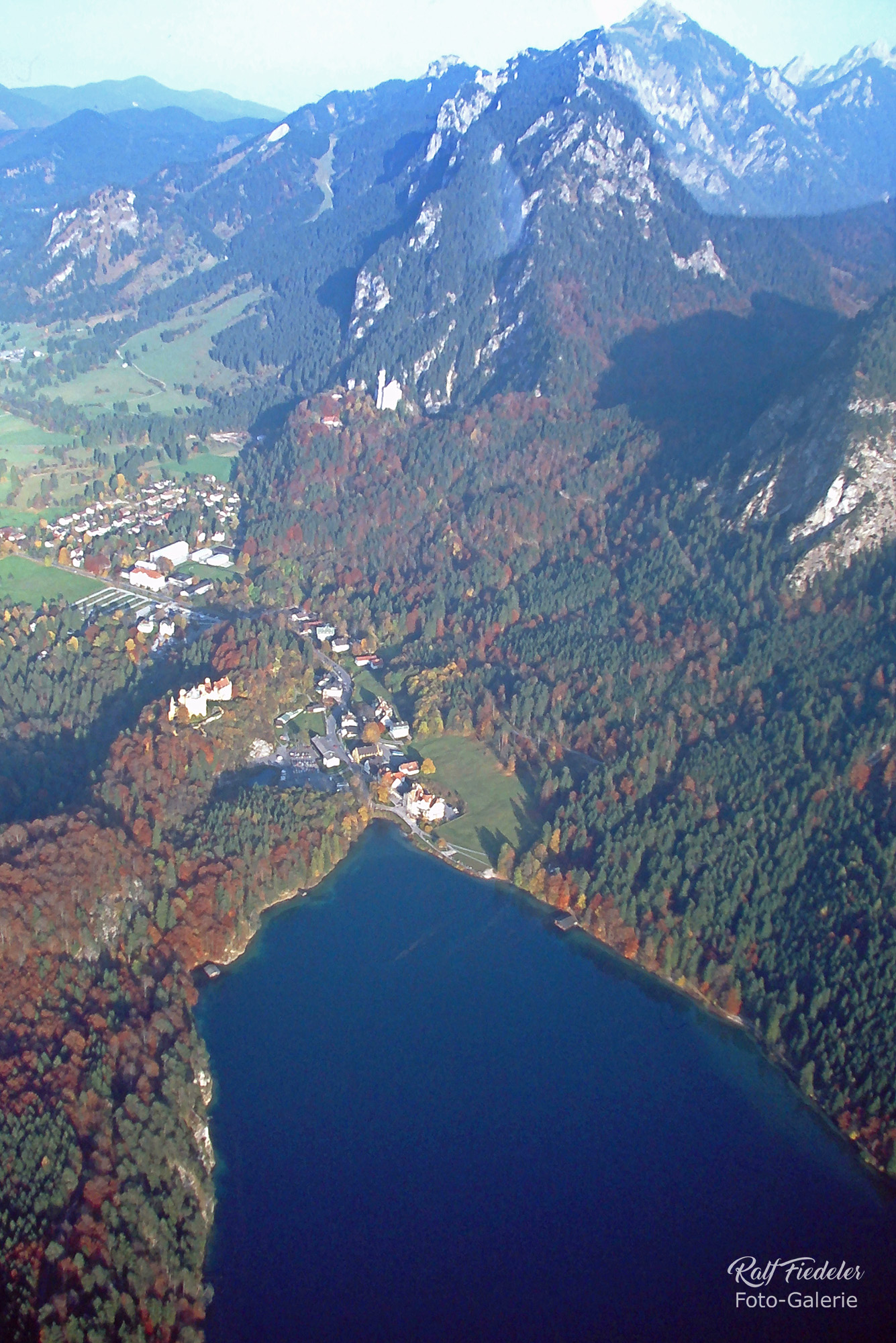 Alpsee mit Schloss Neuschwanstein und Schloss Hohenschwangau etwas weiter weg