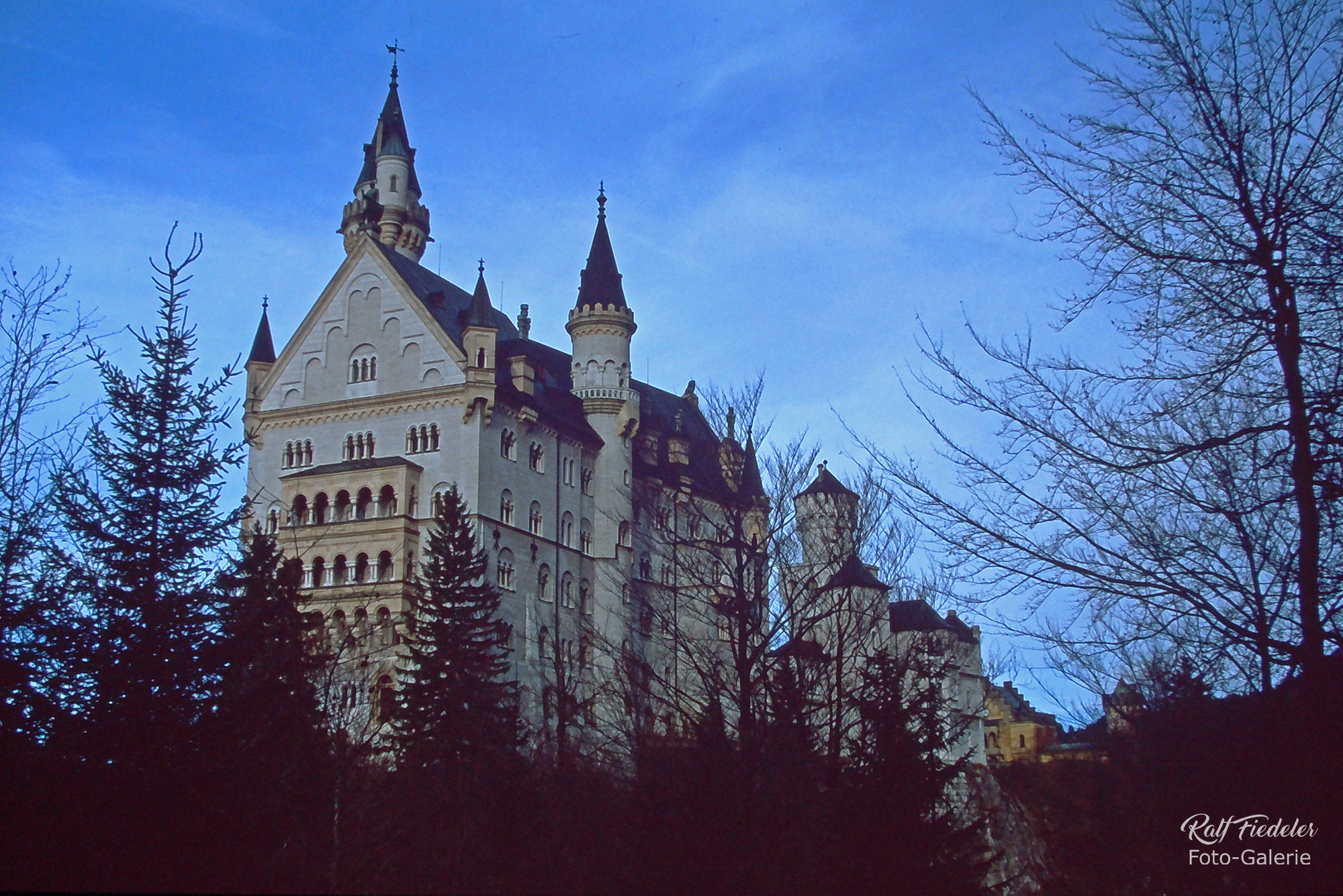 Schloss Neuschwanstein von schräg unten nah
