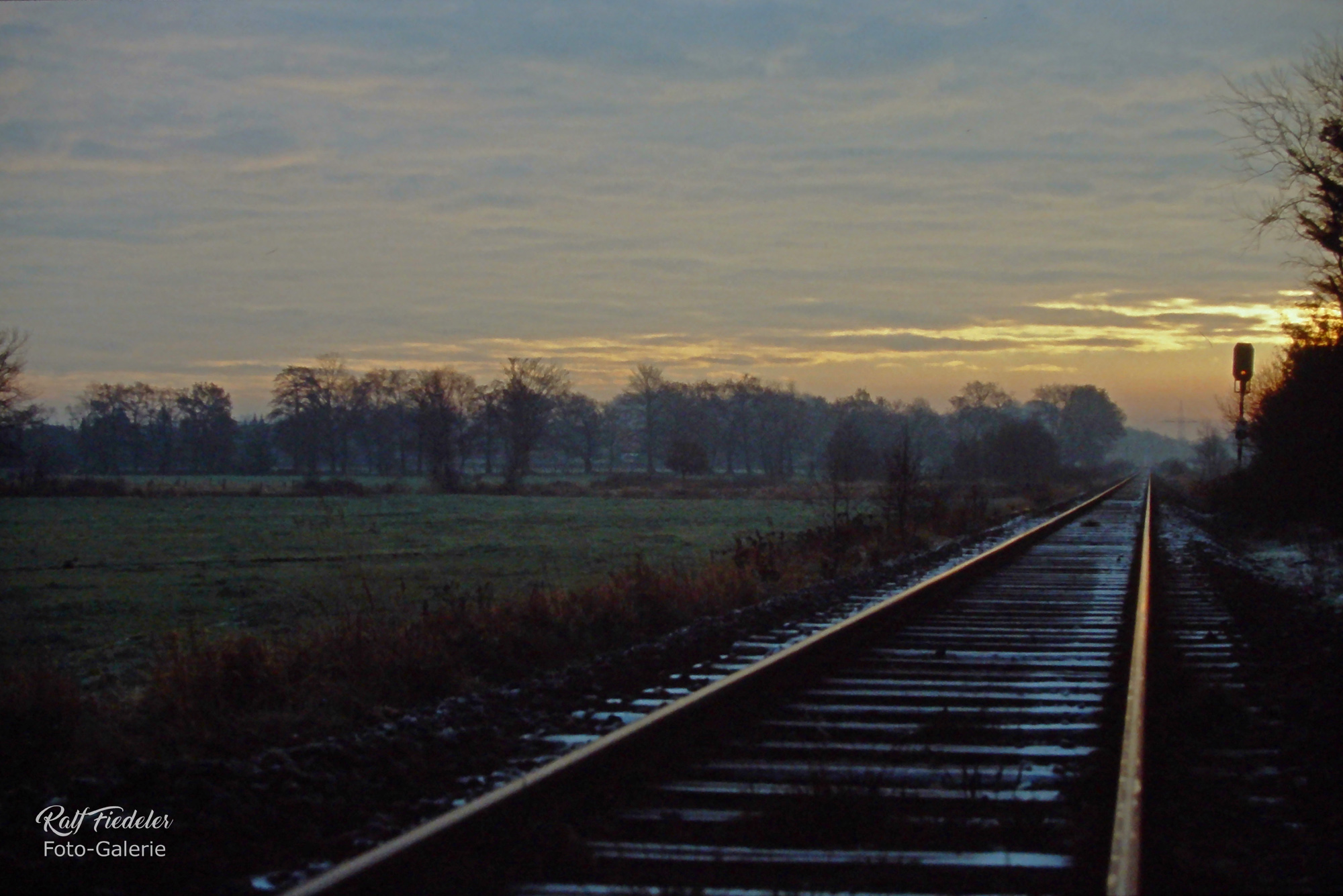 Eisenbahnstrecke von Chausseehaus Straße aus in Richtung Jever im Gegenlicht