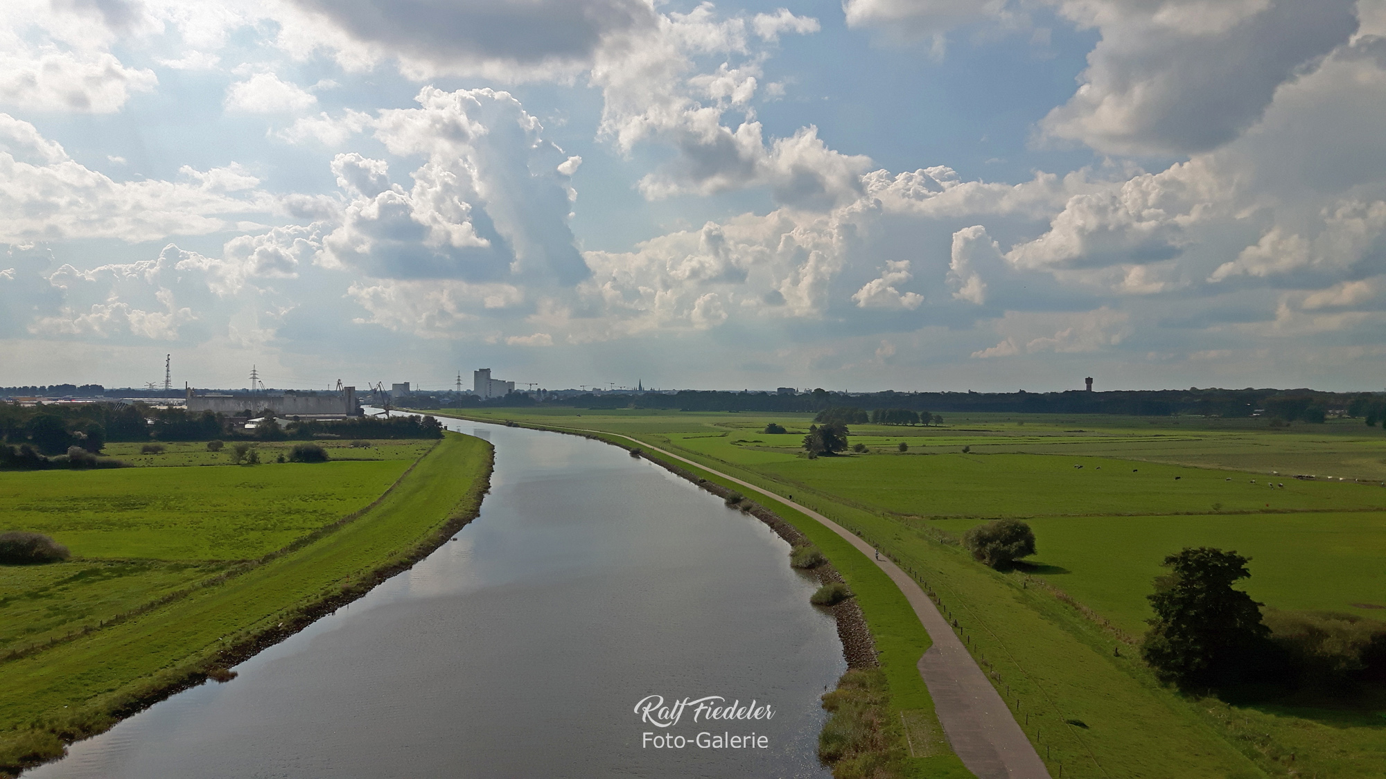 Hunte mit Oldenburg im Hintergrund