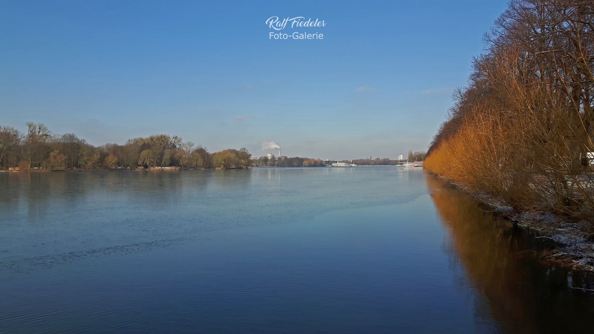 Maschsee im Sonnenschein mit dem Pier 51 Restaurant und dem Nordufer