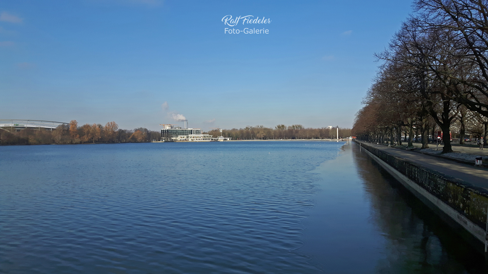 Maschsee im Sonnenschein mit Nordufer im Hintergrund