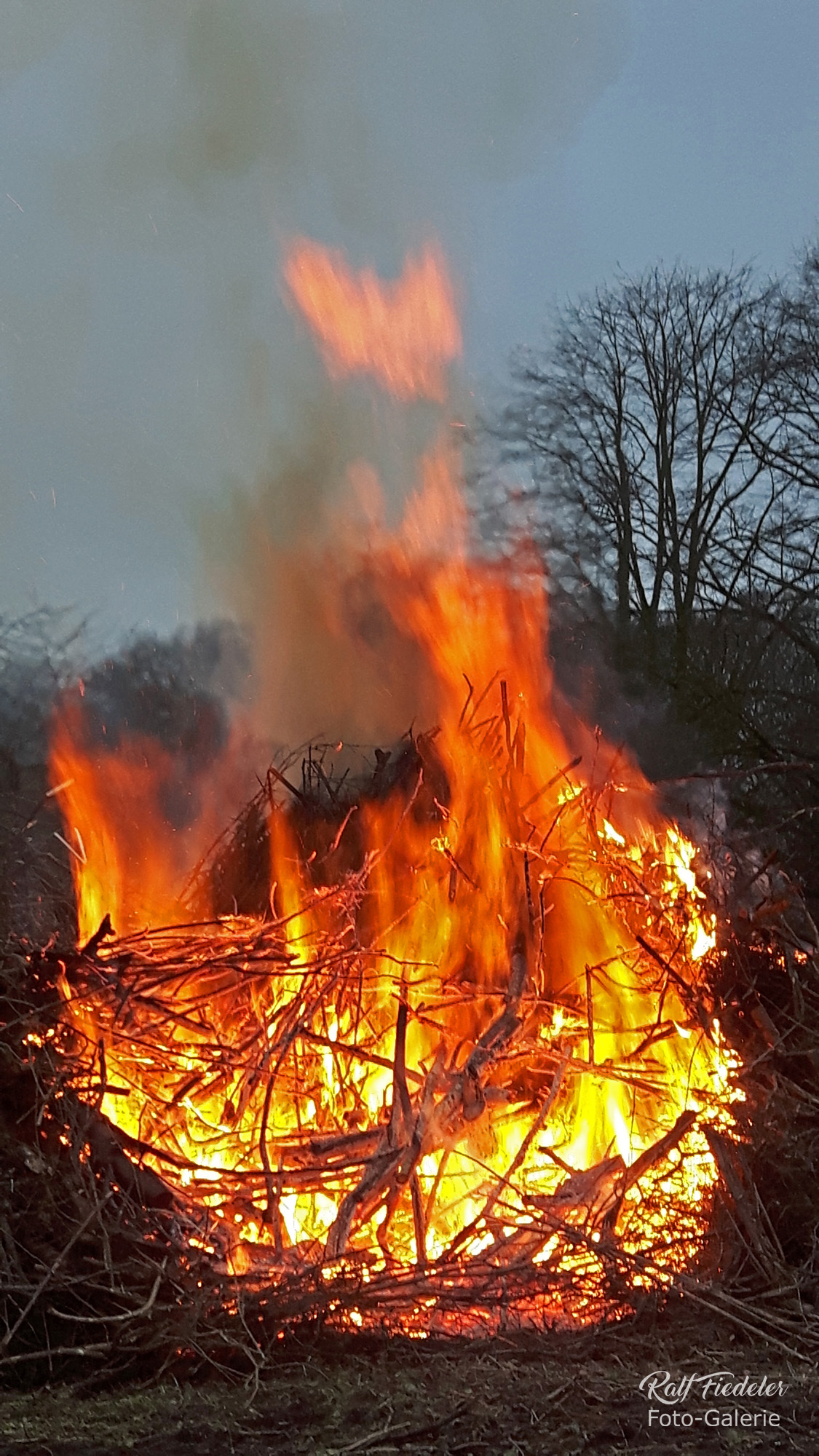 Osterfeuer auf der alten Bult