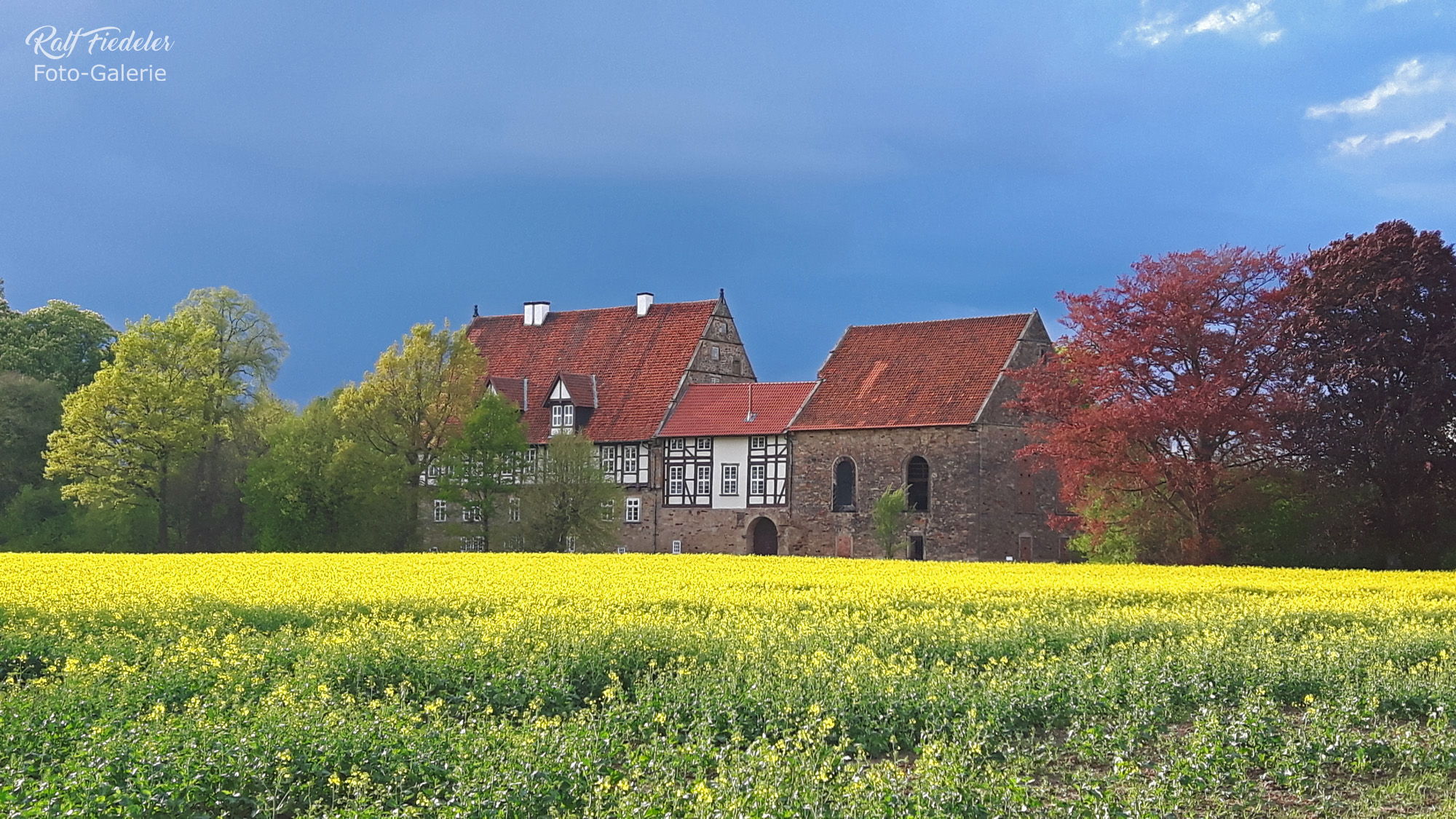 Rittergut Großgoltern mit dunklem Himmel dahinter