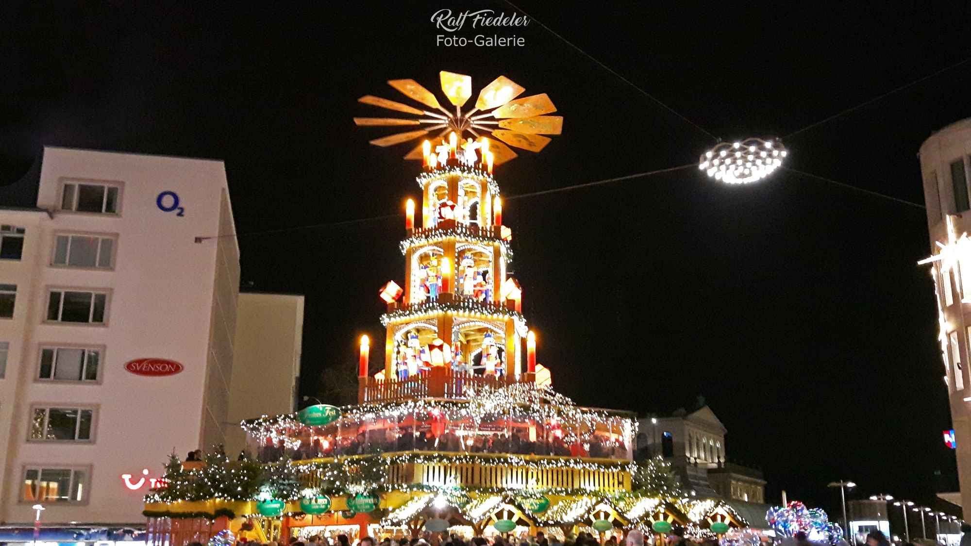 Weihnachtliche Pyramide auf dem Kröpcke in Hannover
