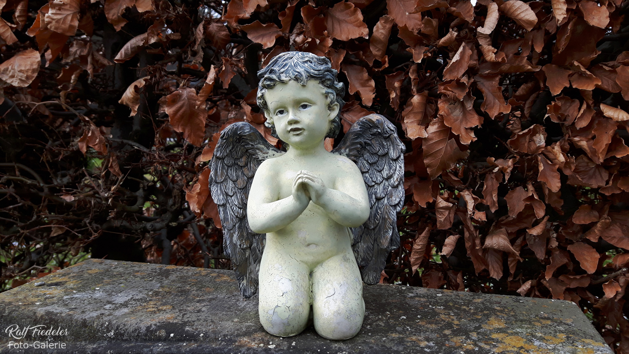 Engelsfigur auf einem Grabstein auf dem Stadtfriedhof Seelhorst