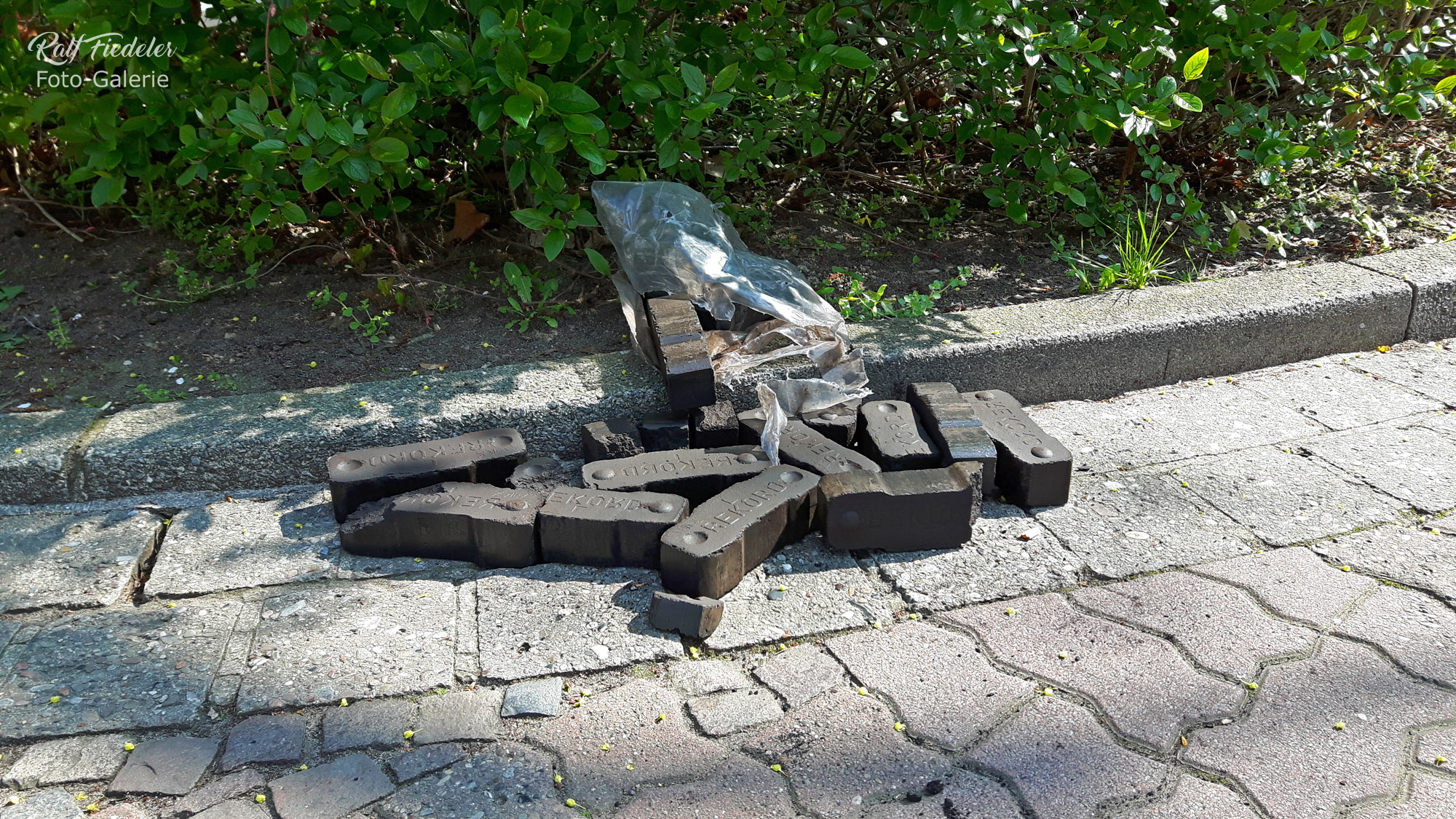 Kohle liegt auf der Straße im Hirschberger Weg
