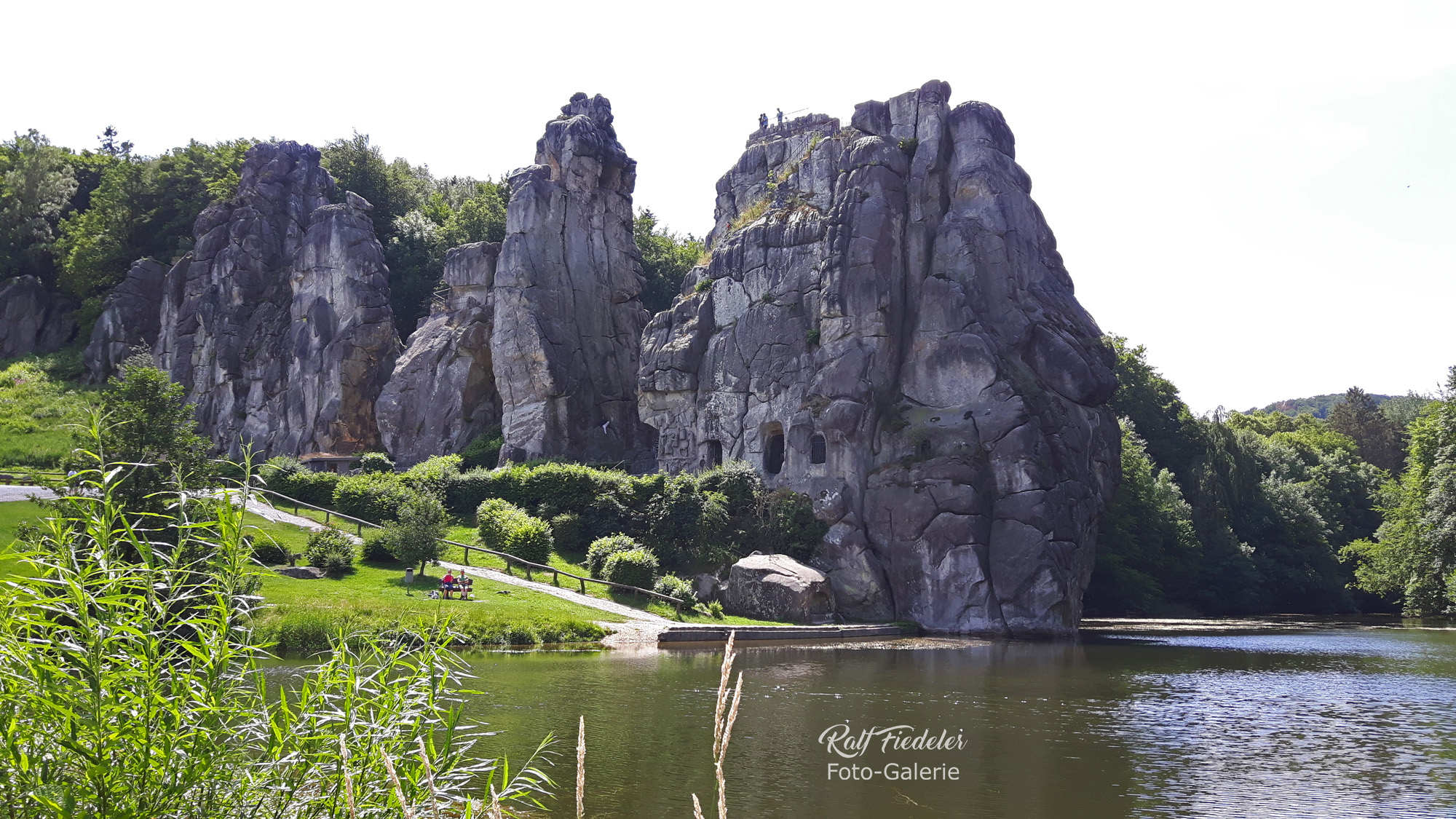 Externsteine mit See im Vordergrund