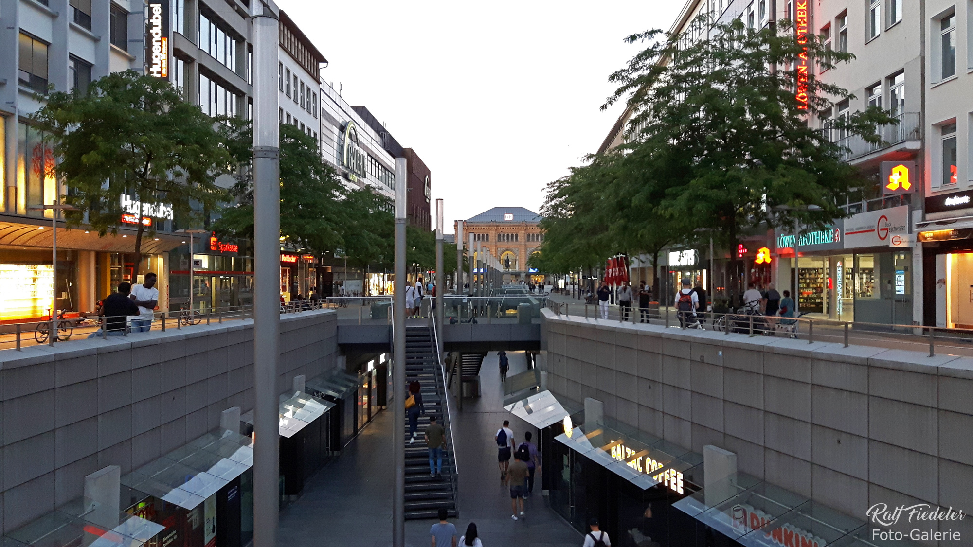 Bahnhofsstraße mit Passerelle in Hannover während der blauen Stunde
