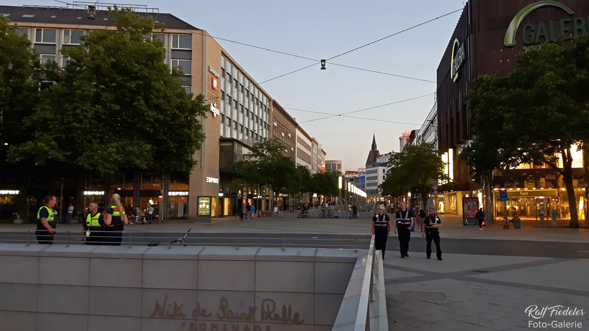 Bahnhofsstraße in Richtung Marktkirche in Hannover während der blauen Stunde