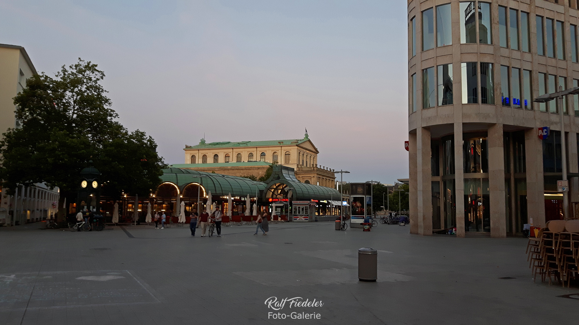 Oper in Hannover während der blauen Stunde