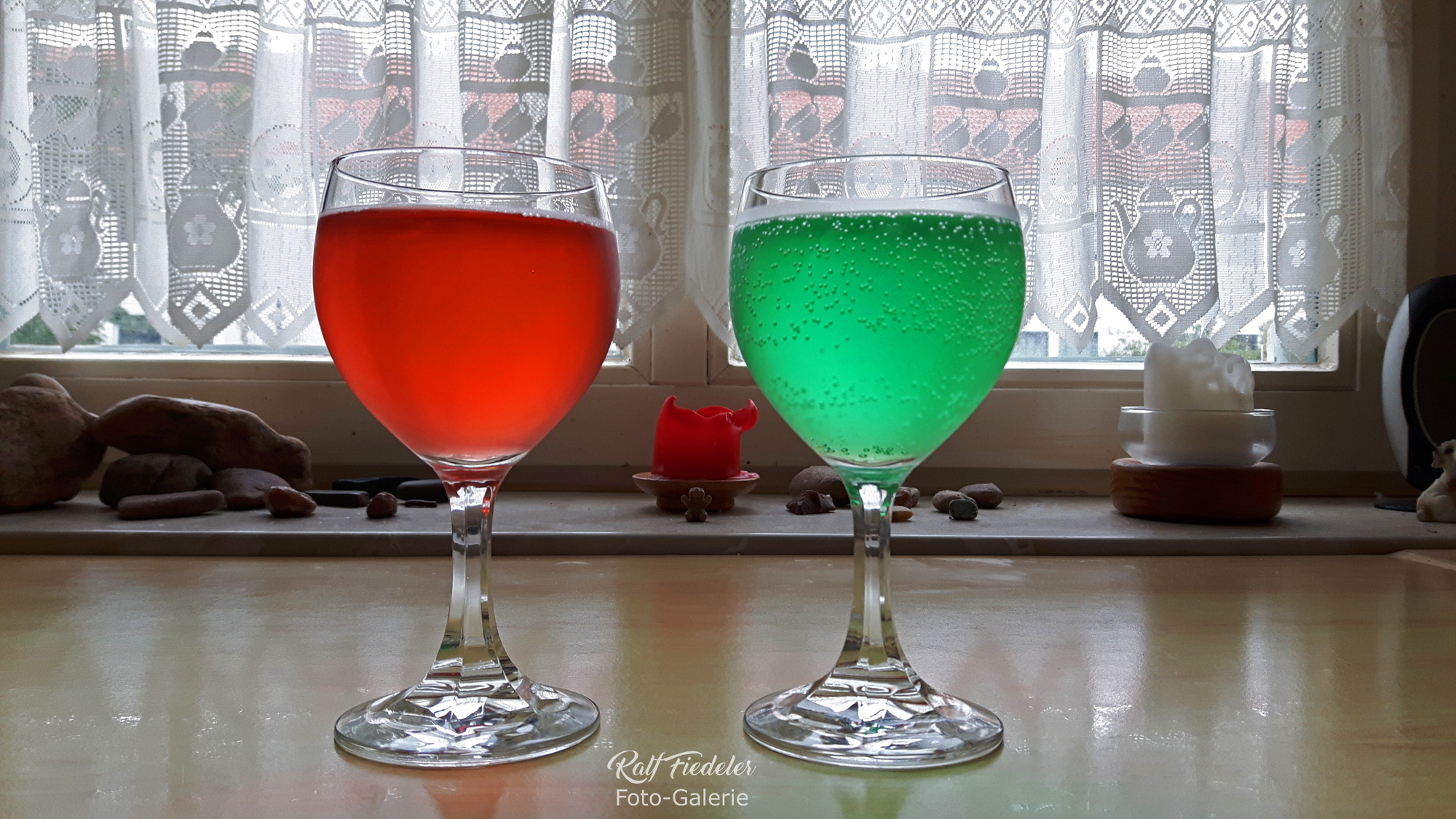 Zwei Gläser mit Vinetti Hugo in meiner Küche