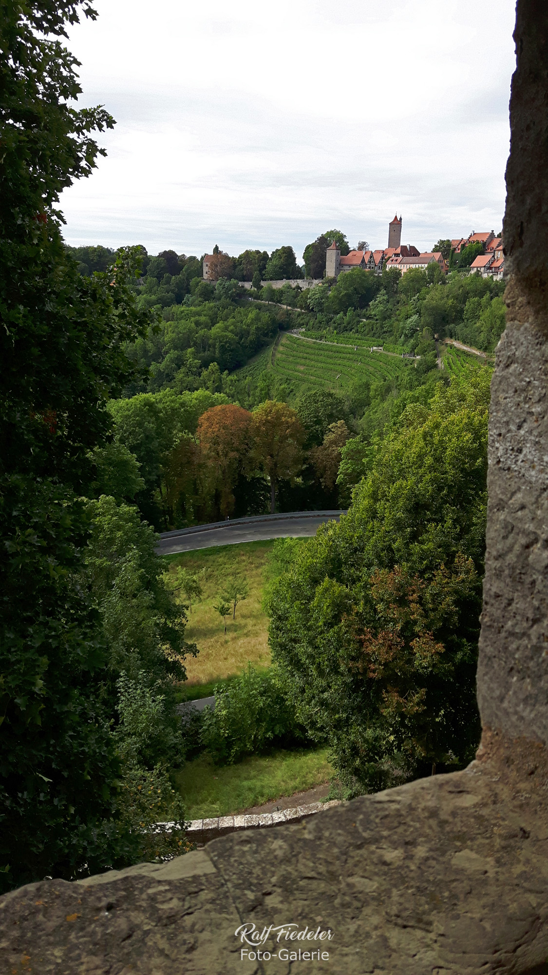 Rothenburg ob der Tauber die Stadtbefestigung von einer Schießscharte in der Stadtmauer aus