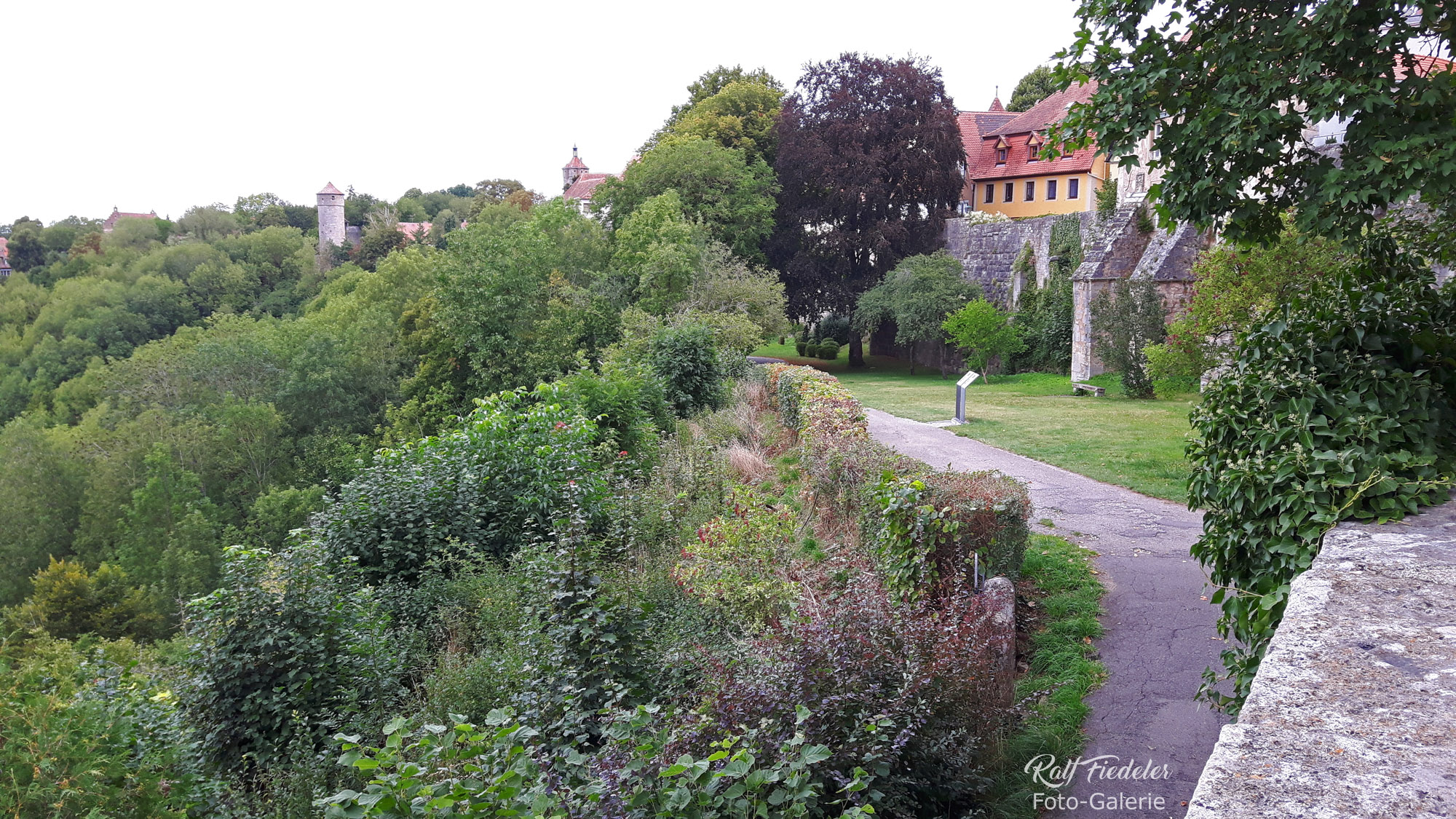 Rothenburg ob der Tauber die Stadtmauer vom Burggarten aus fotografiert