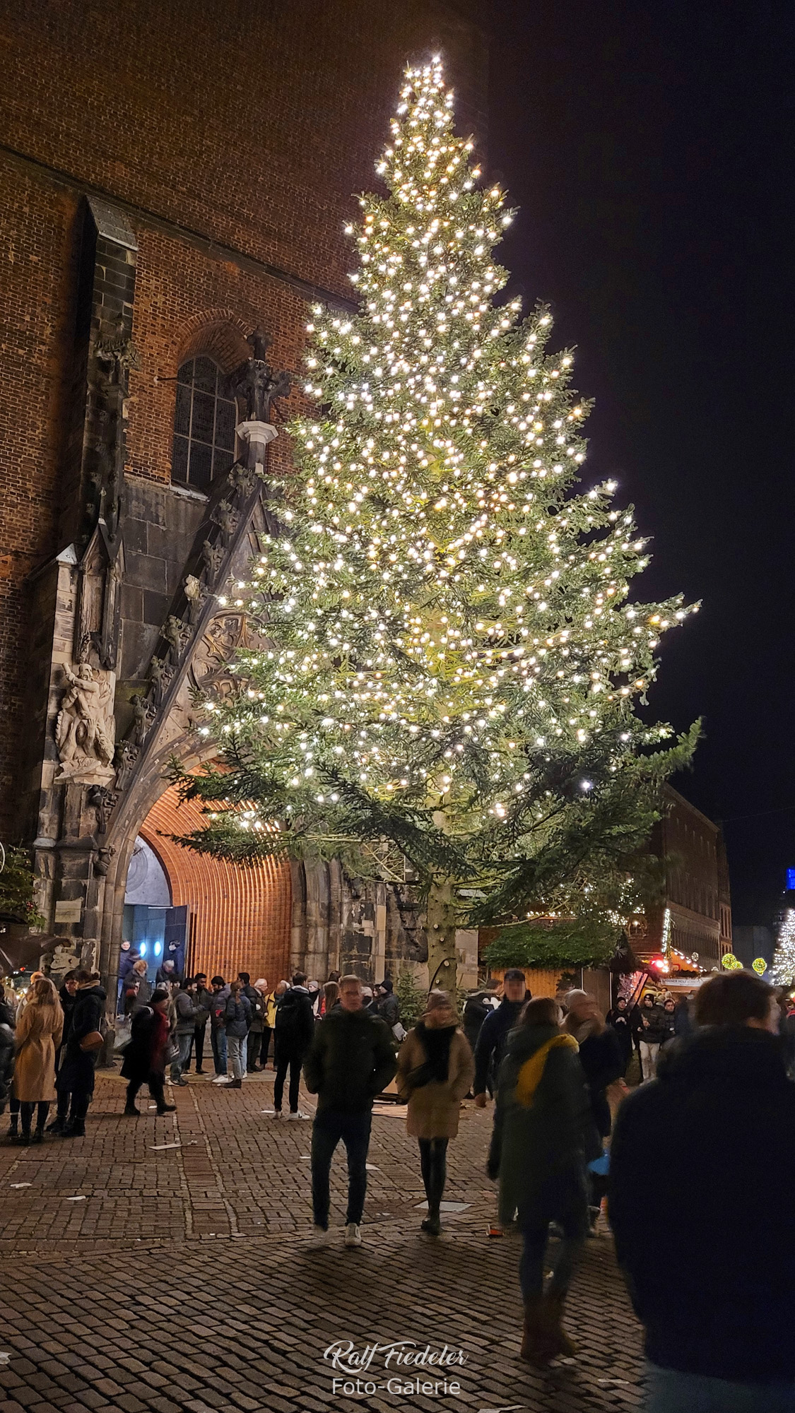Weihnachtsbaum vor der Marktkirche in Hannover