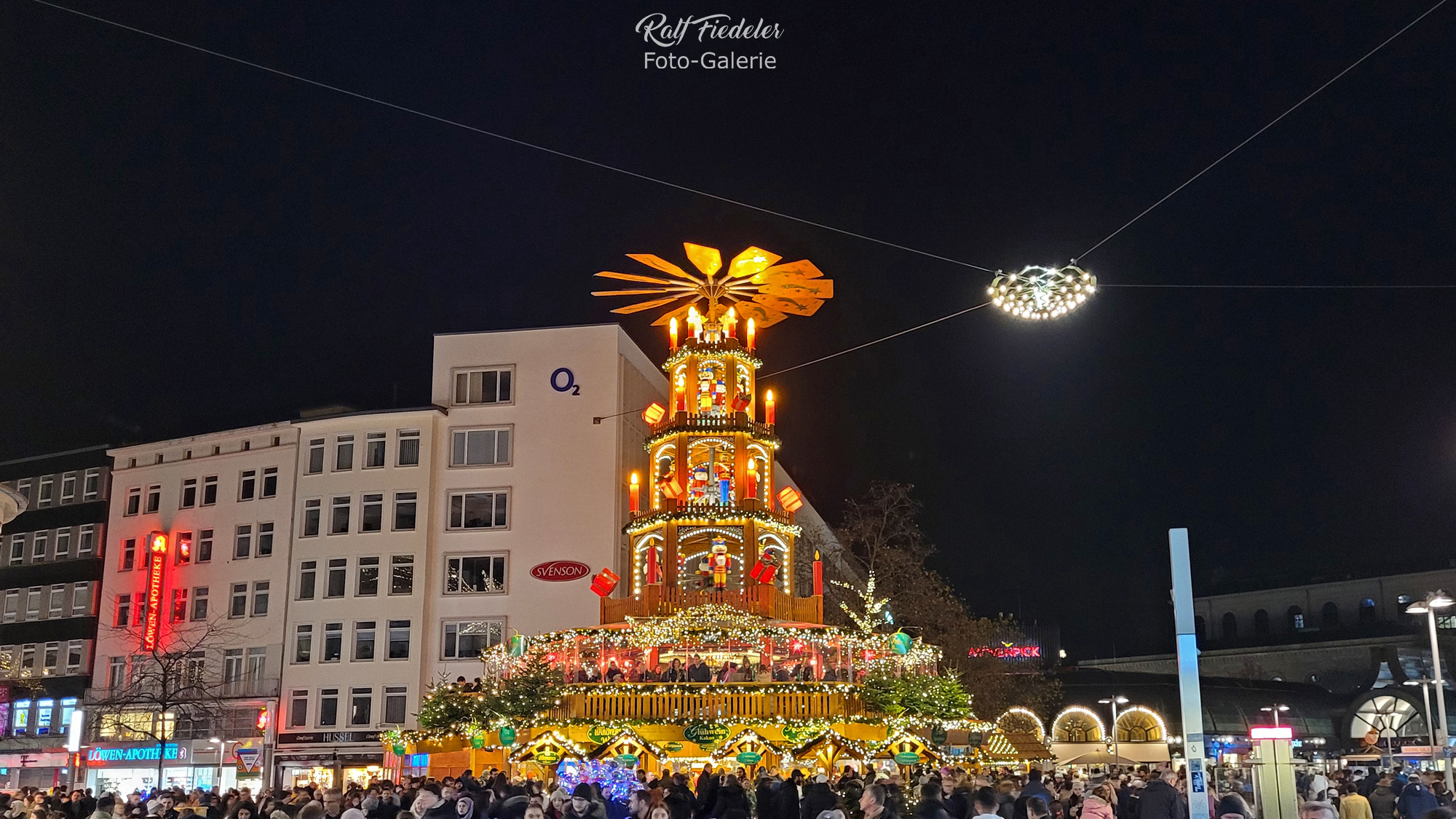 Weihnachtliche Pyramide auf dem Kröpcke in Hannover