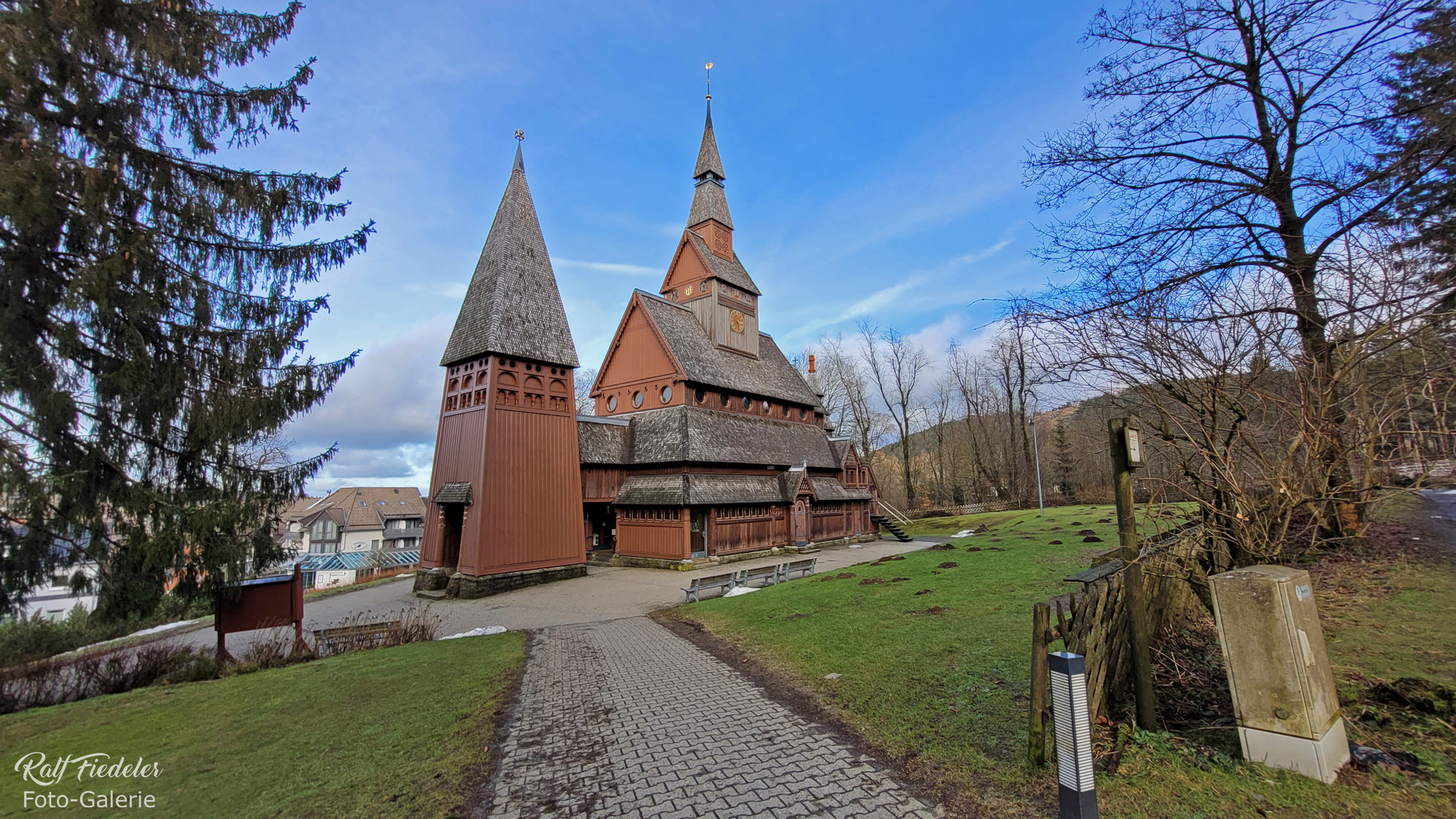Außenansicht von der Holzstabkirche in Bockswiesen-Hahnenklee