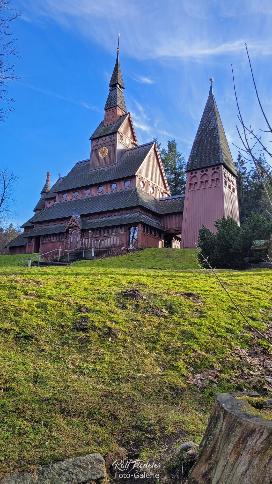 Außenansicht von der Holzstabkirche in Hahnenklee-Bockswiese