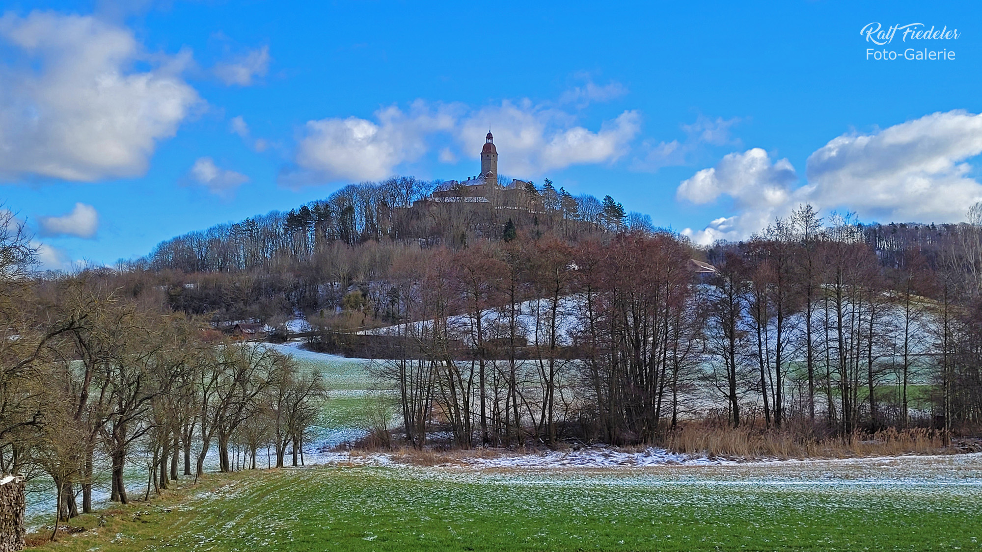 Schloss Virnsberg im Schnee von Kemmathen aus aufgenommen