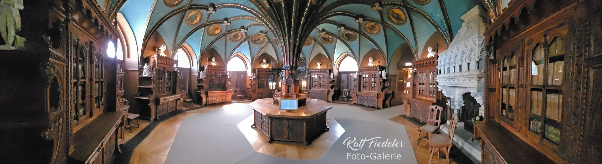 Die Bibliothek von Schloss Marienburg in Pattensen