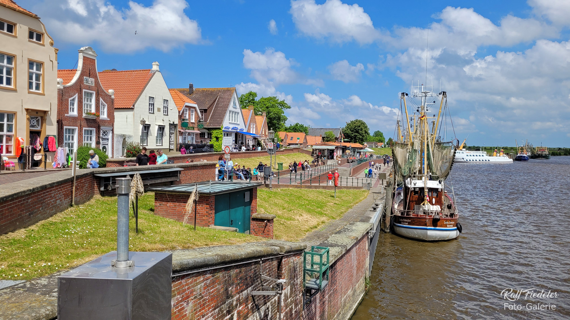Hafen von Greetsiel mit den Fischkuttern und der Sielstraße