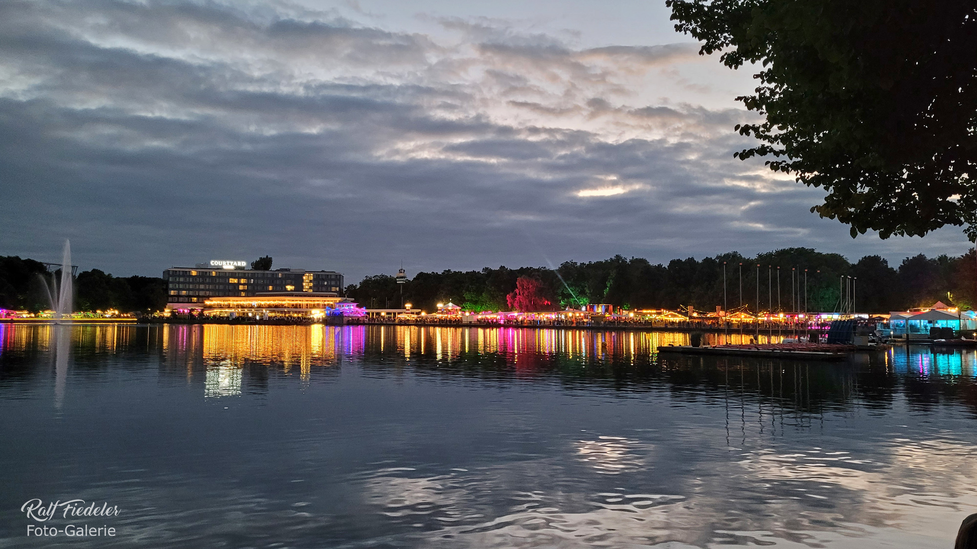 Nordufer während des Maschsee-Festes am Abend