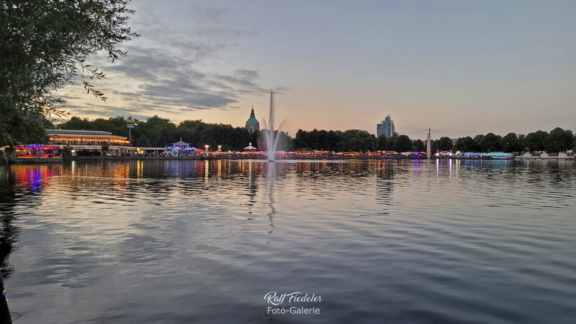 Nordufer während des Maschsee-Festes am Abend