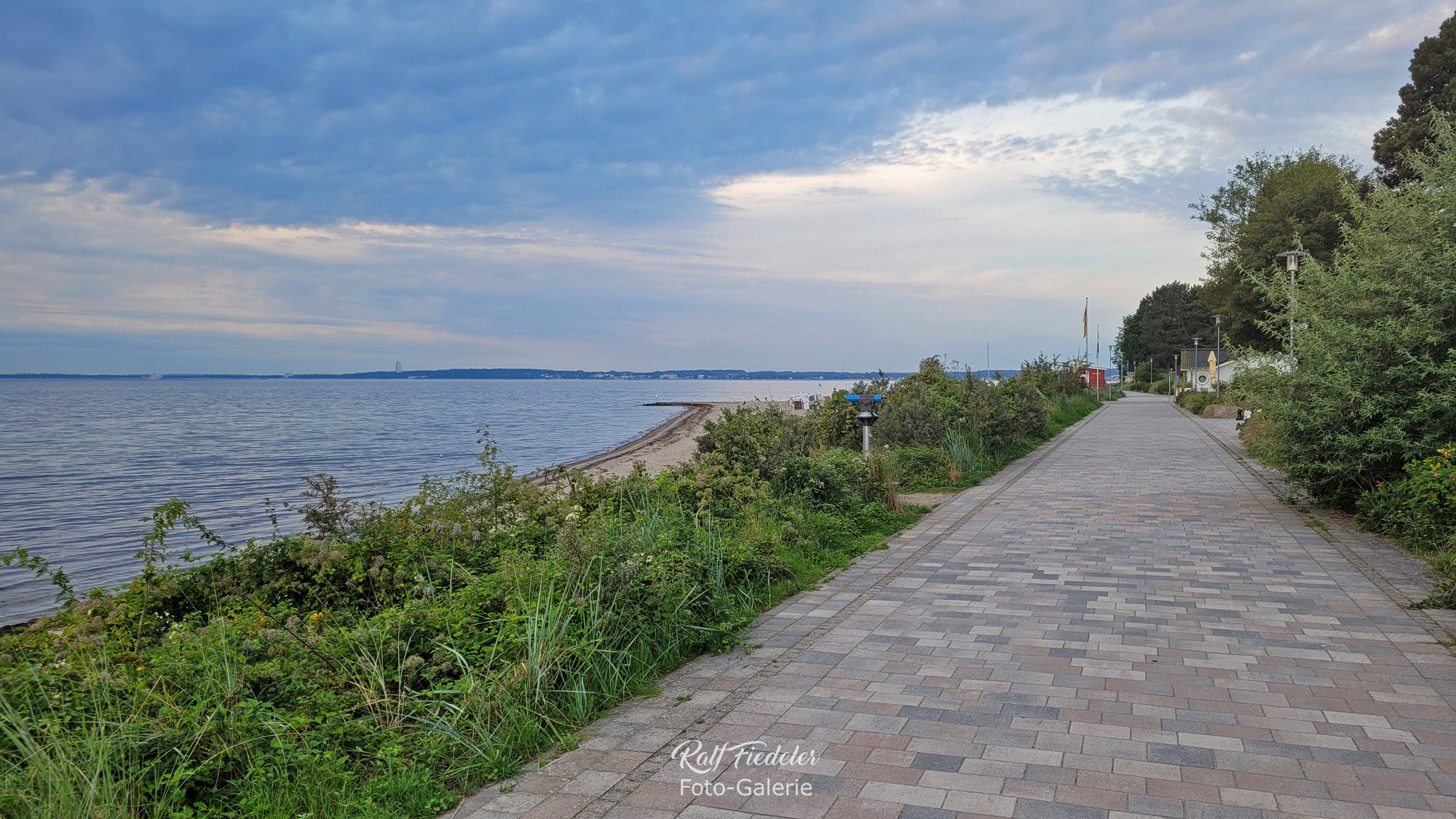 Uferpromenade in Sierksdorf am frühen Morgen