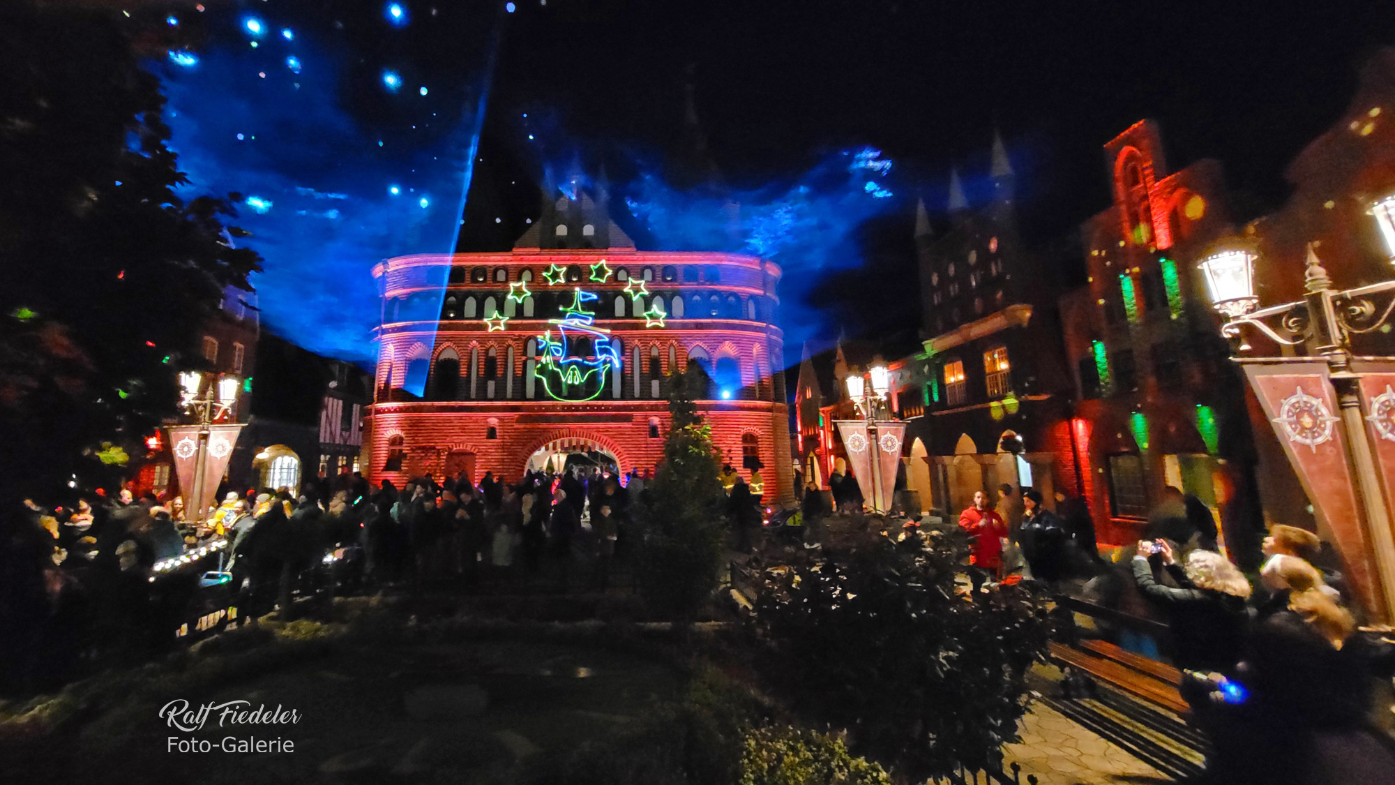 Holstentor im Hansapark mit Lichteffekten