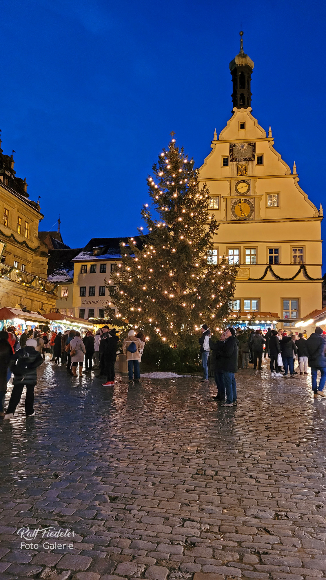 Weihnachtsmarkt vor dem Rathaus in Rothenburg ob der Tauber