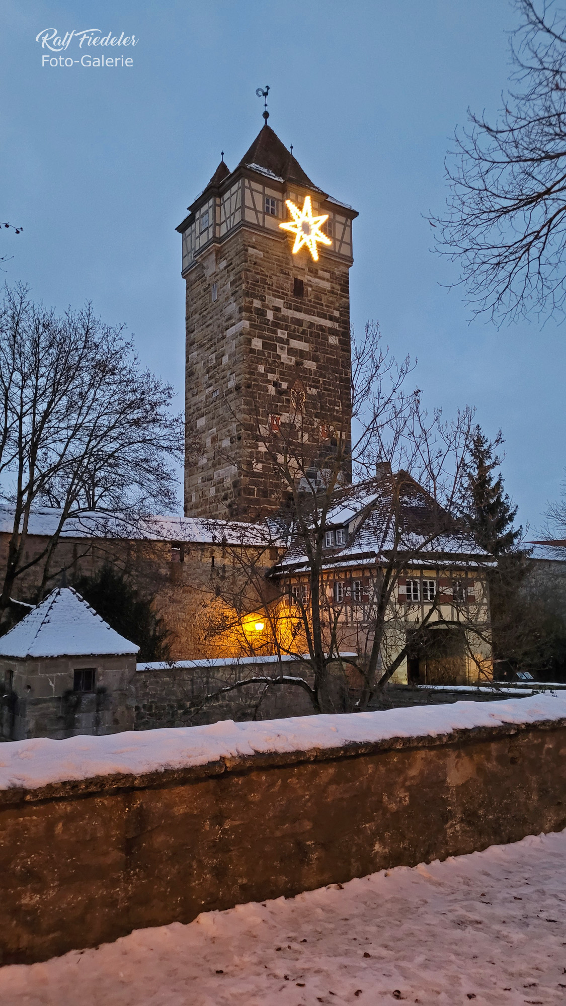 Röderturm in Rothenburg ob der Tauber mit weihnachtlichem Stern